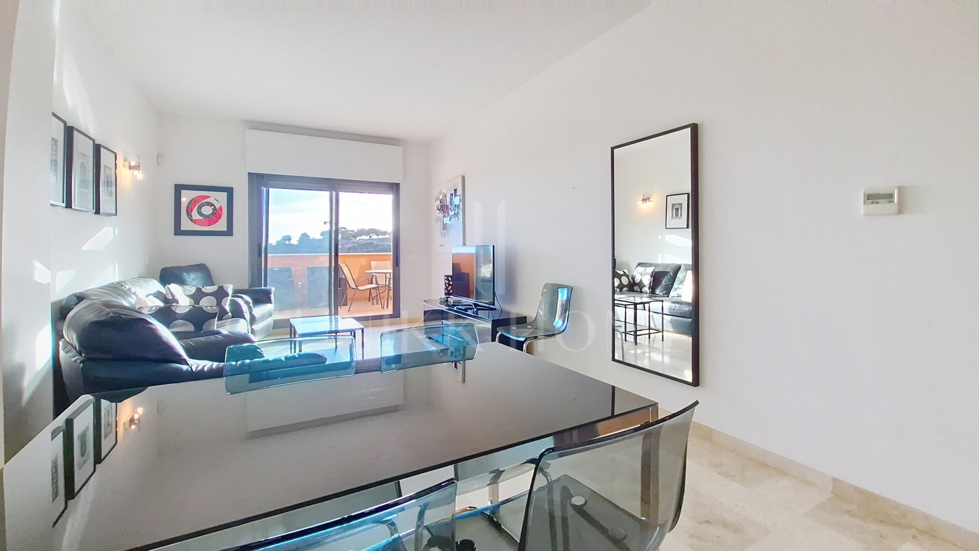 Exclusivo ático de 2 dormitorios con vistas al mar y Gibraltar, junto a Sotogrande