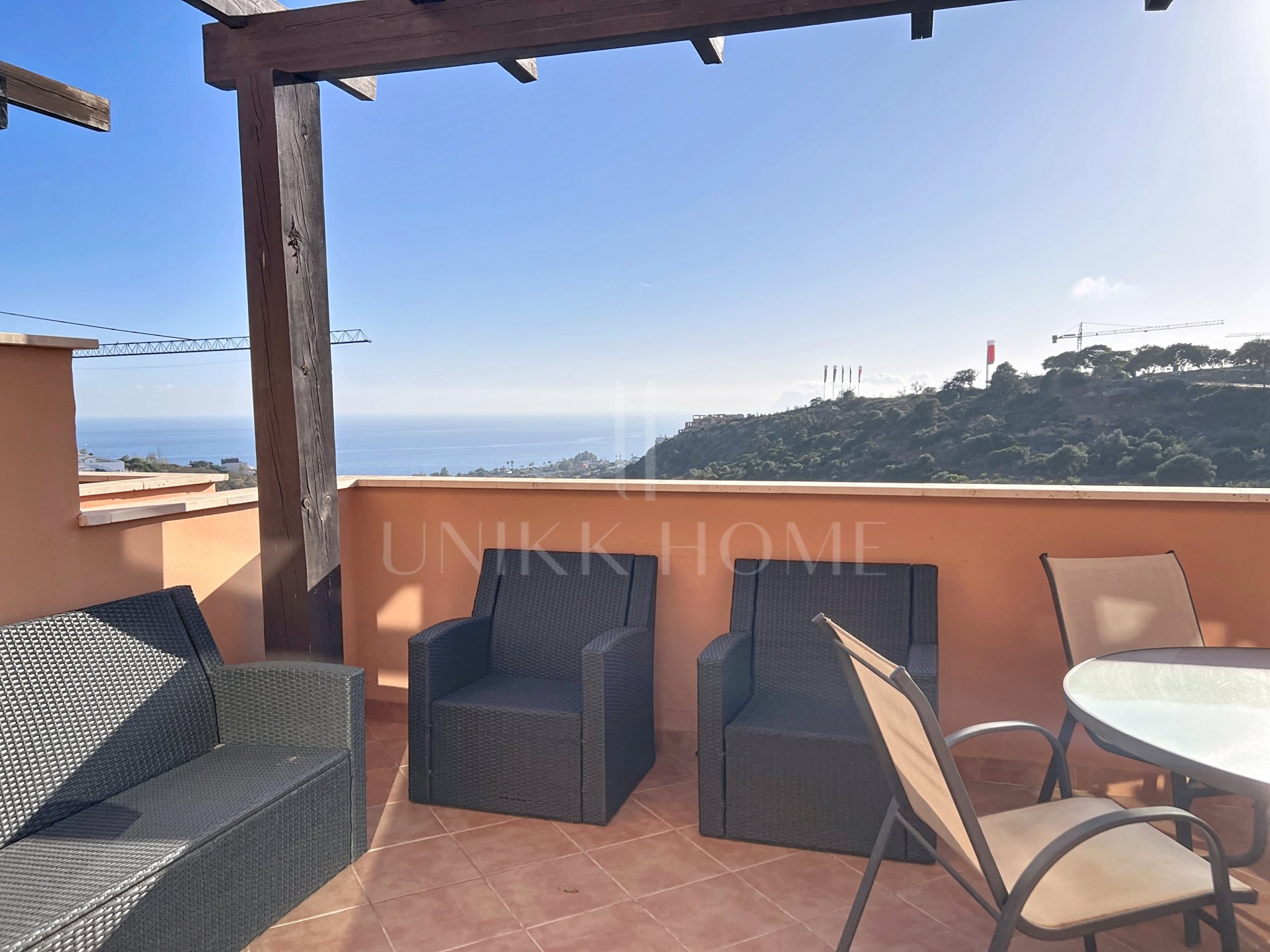 Exclusivo ático de 2 dormitorios con vistas al mar y Gibraltar, junto a Sotogrande