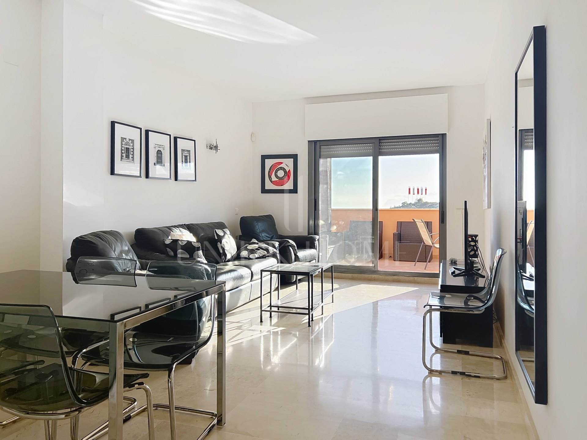 Exclusivo ático de 2 dormitorios con vistas al mar y Gibraltar, junto a Sotogrande