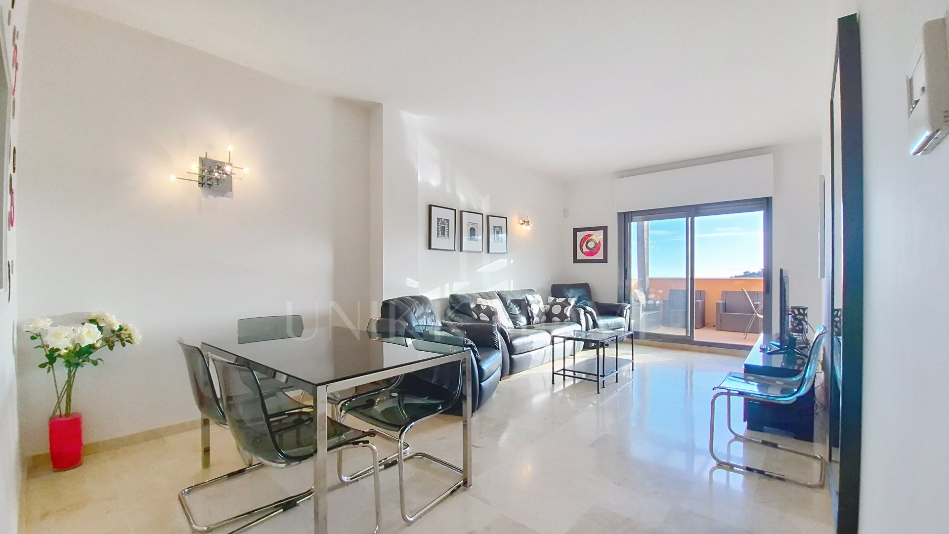 Exclusivo ático de 2 dormitorios con vistas al mar y Gibraltar, junto a Sotogrande