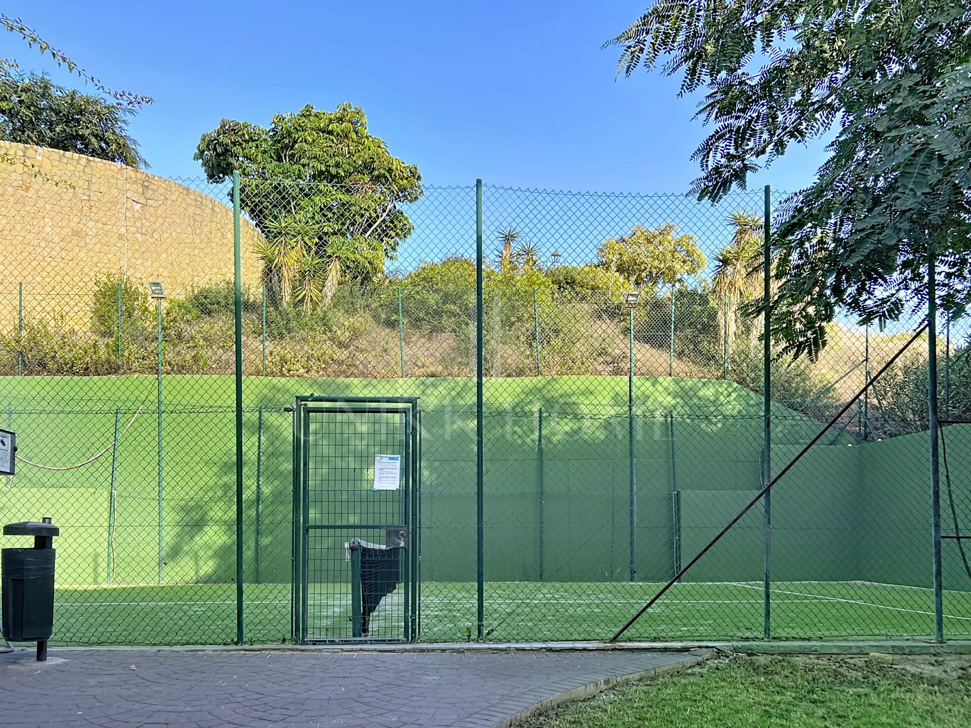 Exclusivo ático de 2 dormitorios con vistas al mar y Gibraltar, junto a Sotogrande