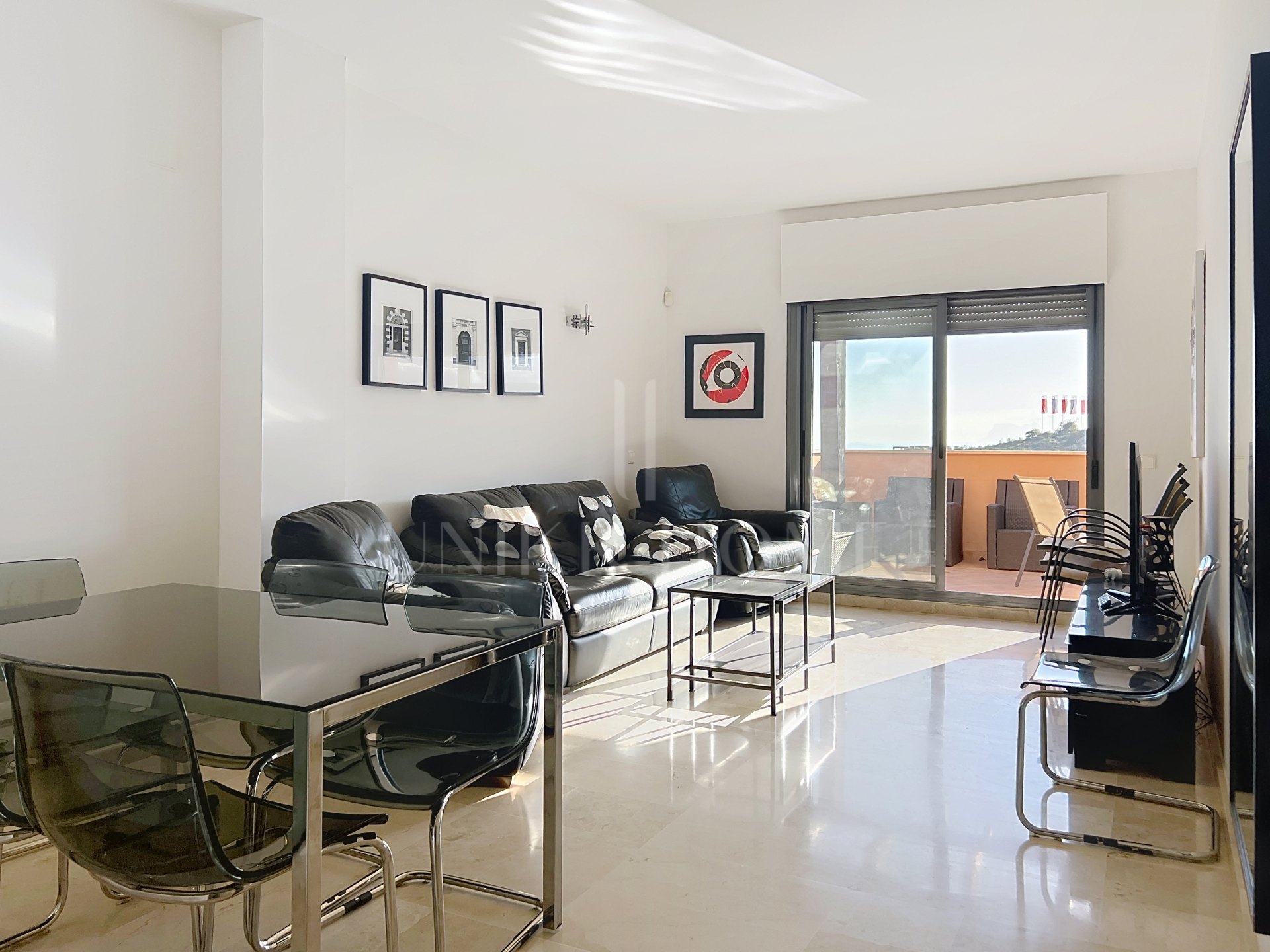 Exclusivo ático de 2 dormitorios con vistas al mar y Gibraltar, junto a Sotogrande