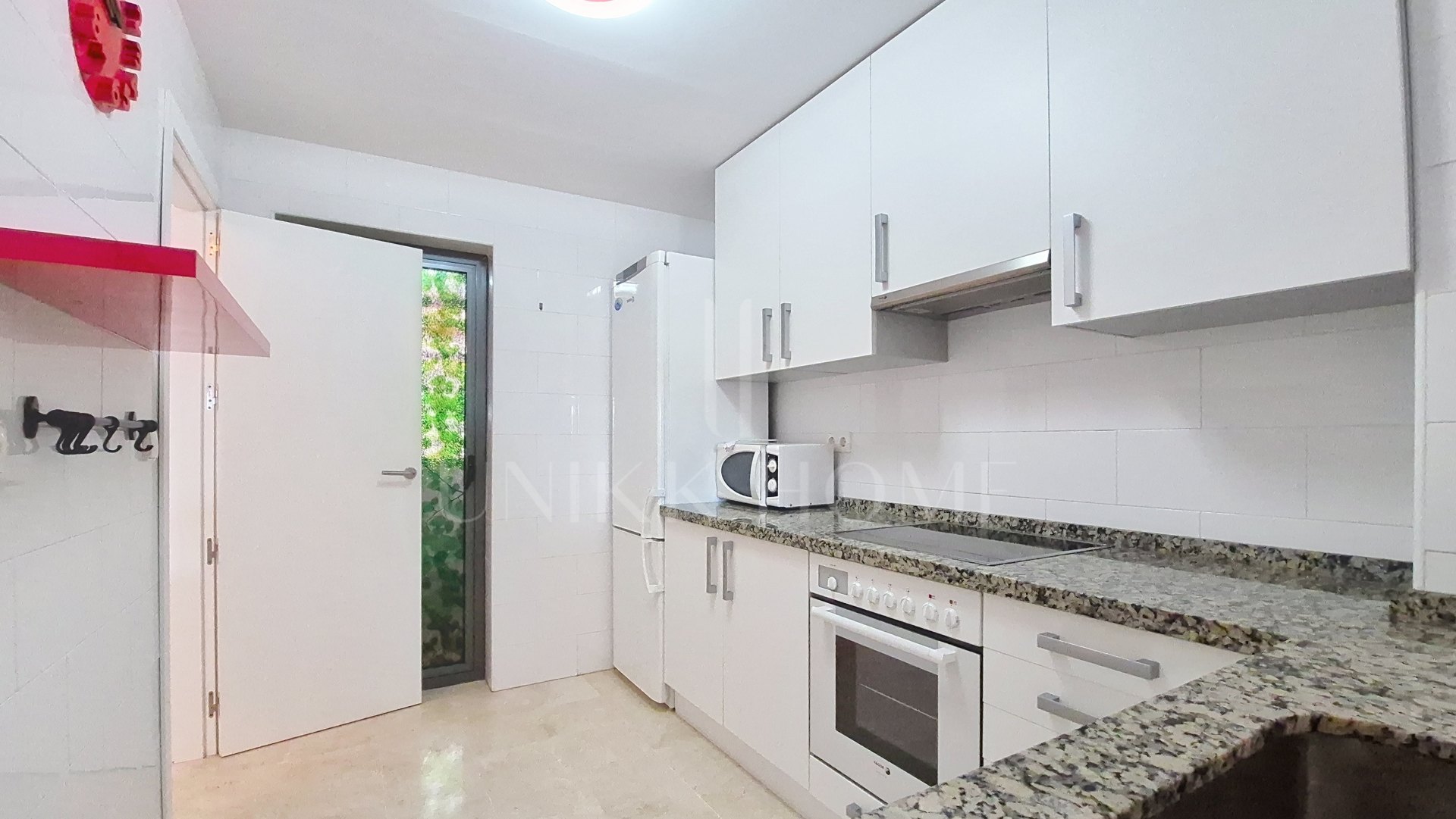 Exclusivo ático de 2 dormitorios con vistas al mar y Gibraltar, junto a Sotogrande