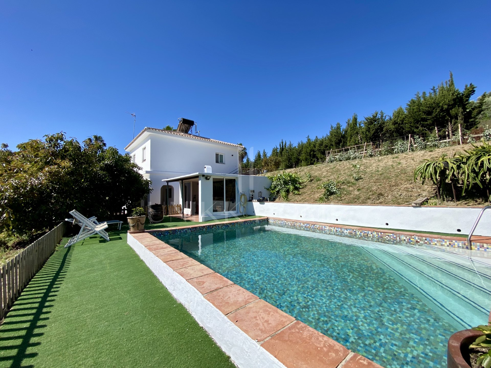 Encantadora Finca Rústica Renovada con Piscina Privada y Producción de Arboles Frutales en El Padrón, Estepona