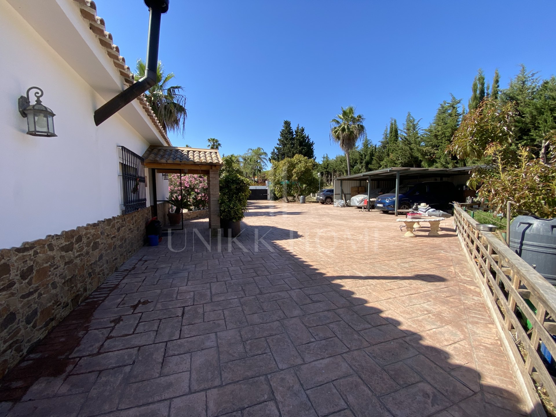 Encantadora Finca Rústica Renovada con Piscina Privada y Producción de Arboles Frutales en El Padrón, Estepona