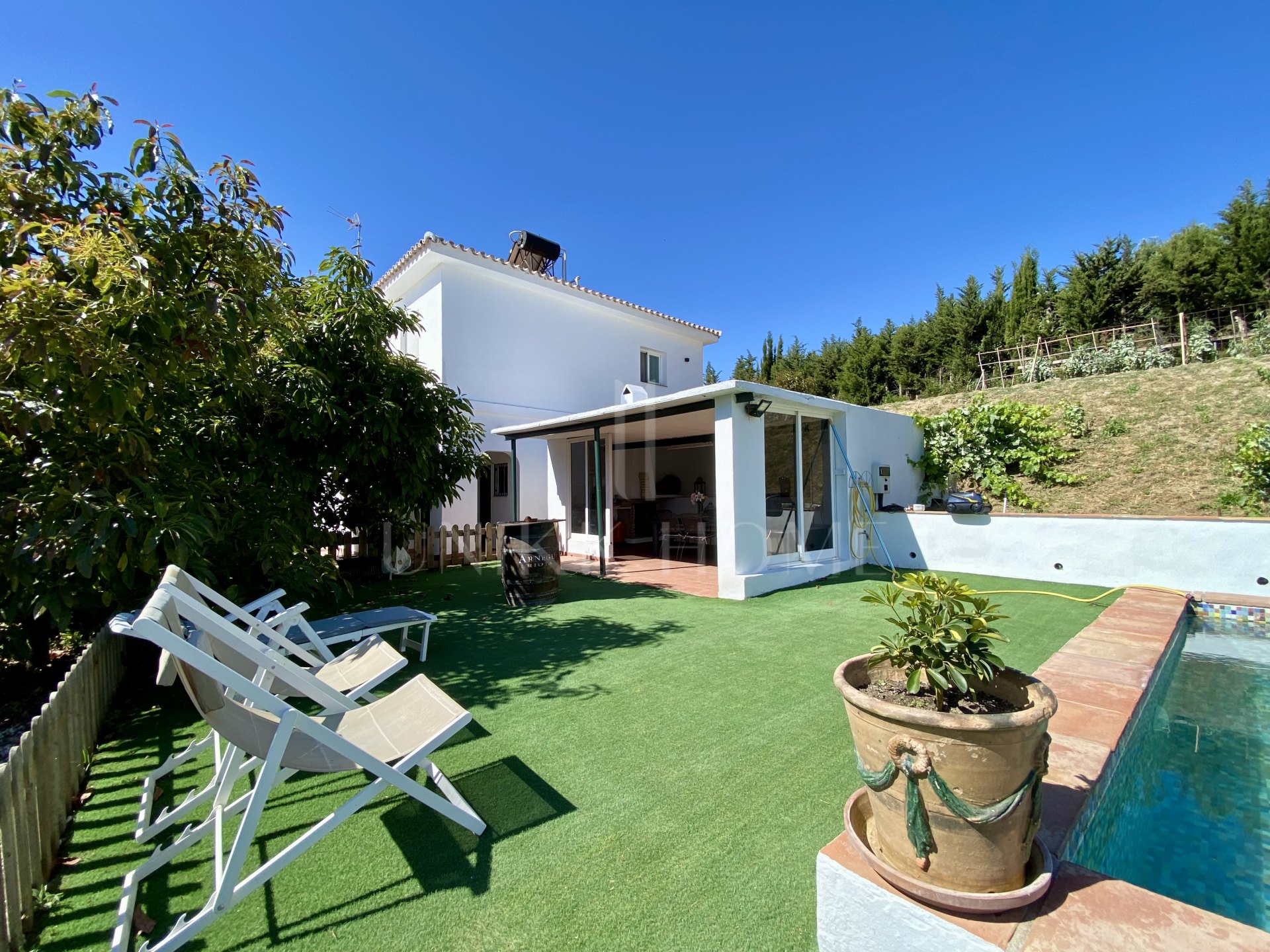 Encantadora Finca Rústica Renovada con Piscina Privada y Producción de Arboles Frutales en El Padrón, Estepona