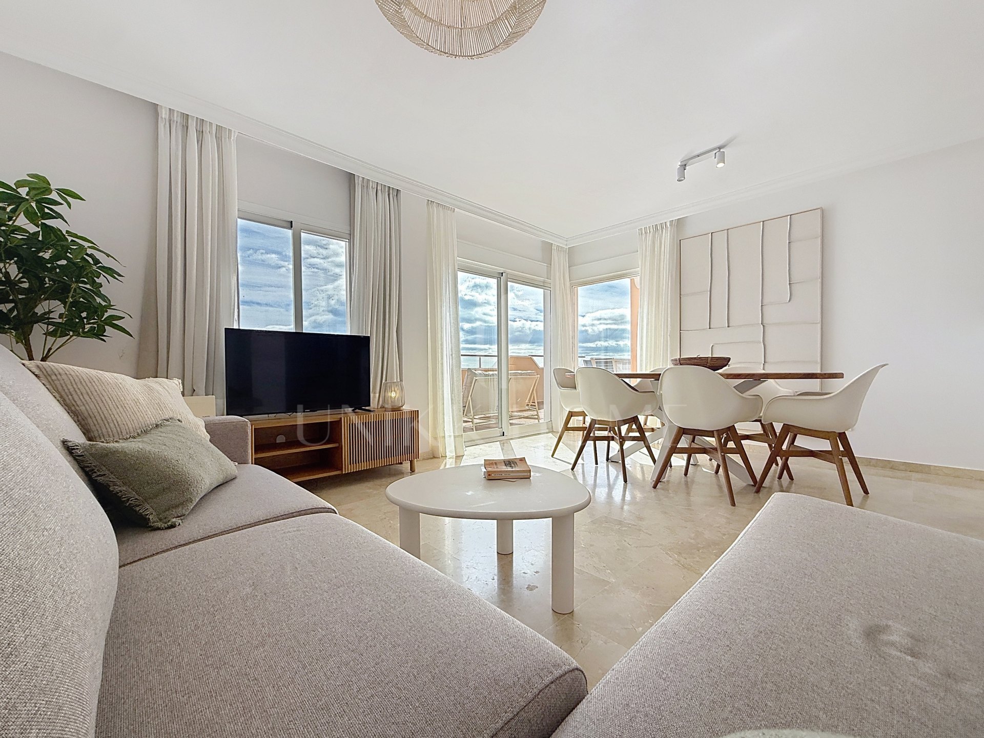 Penthouse with solarium, sea and golf views, La Duquesa (Manilva)