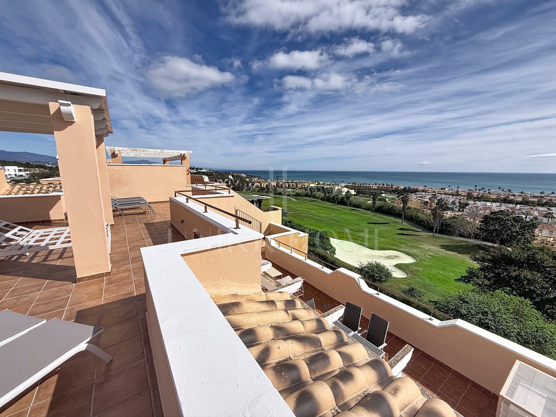 Penthouse with solarium, sea and golf views, La Duquesa (Manilva)