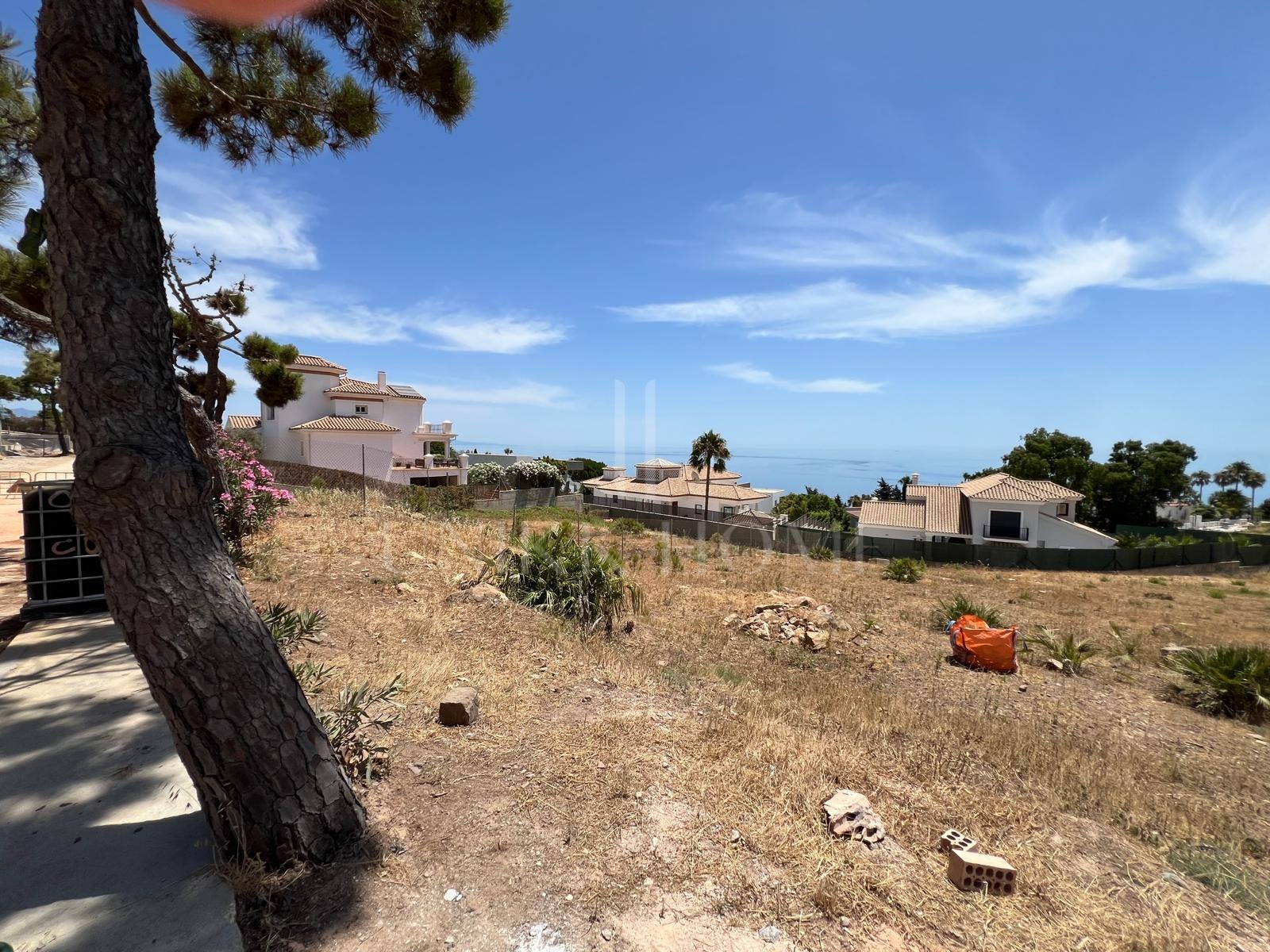 Exclusiva parcela con vistas panorámicas al mar junto a Sotogrande