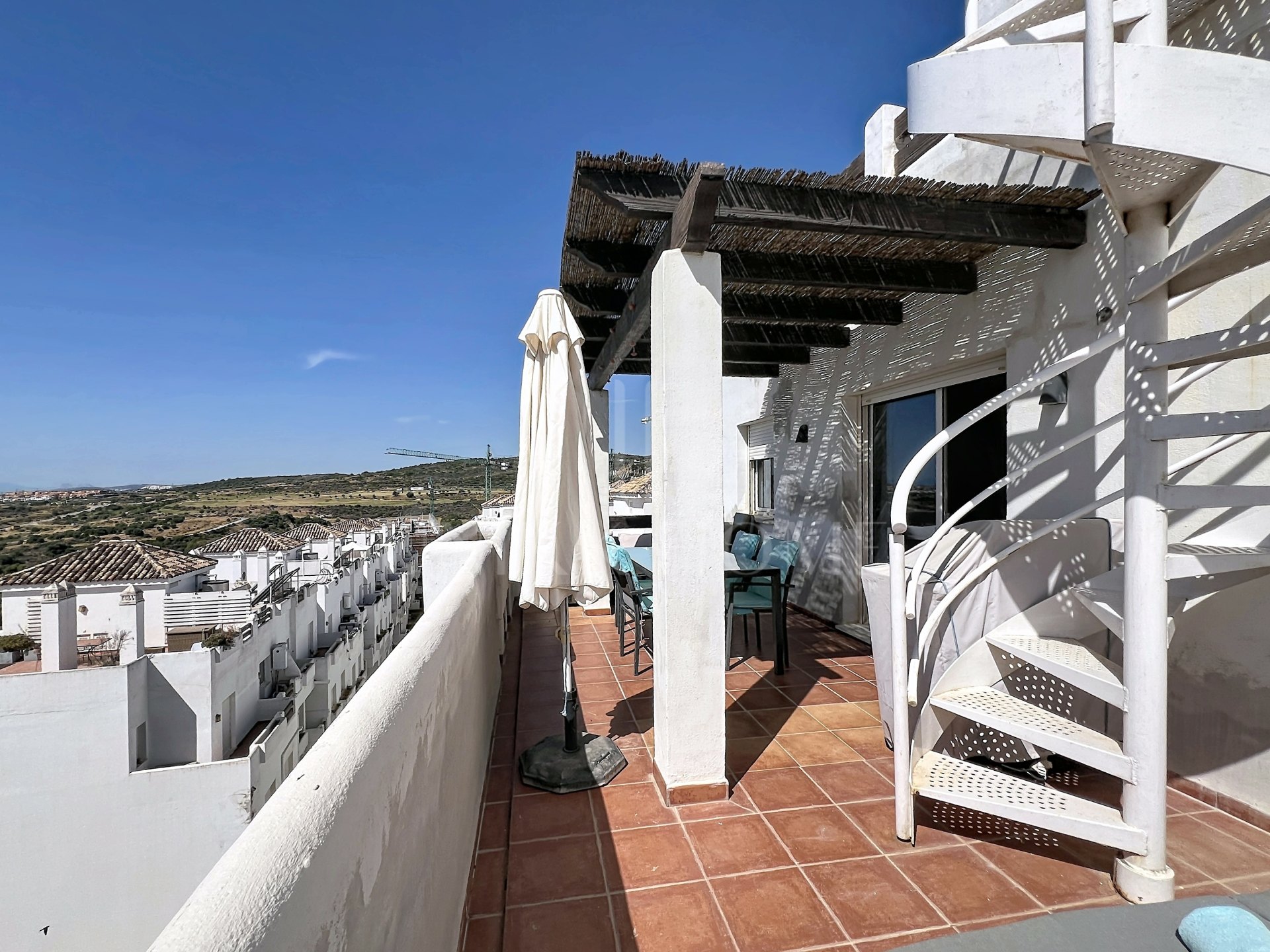 ático con solárium y vistas al golf, la montaña y el mar en Valle Romano, Estepona