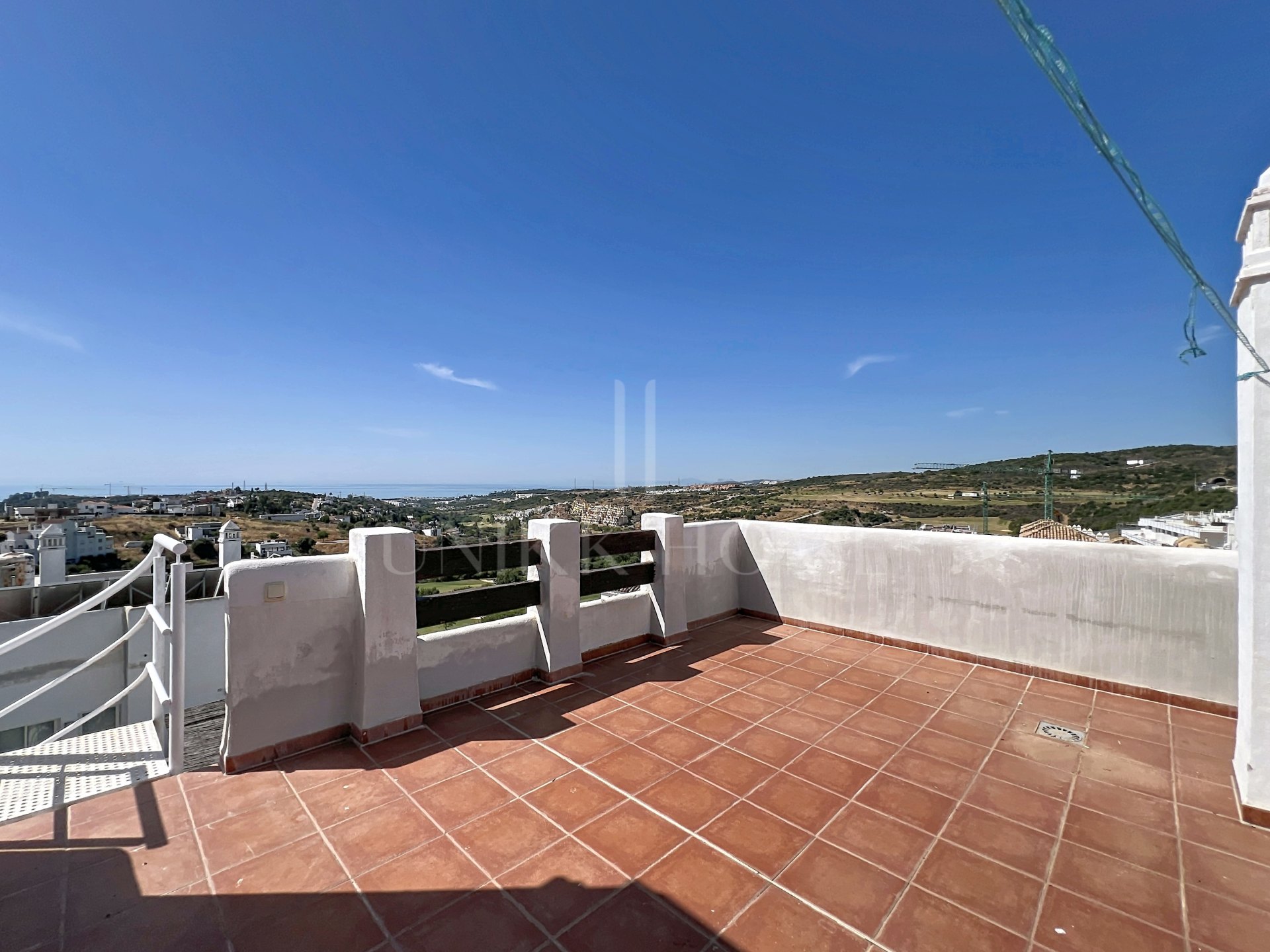 ático con solárium y vistas al golf, la montaña y el mar en Valle Romano, Estepona