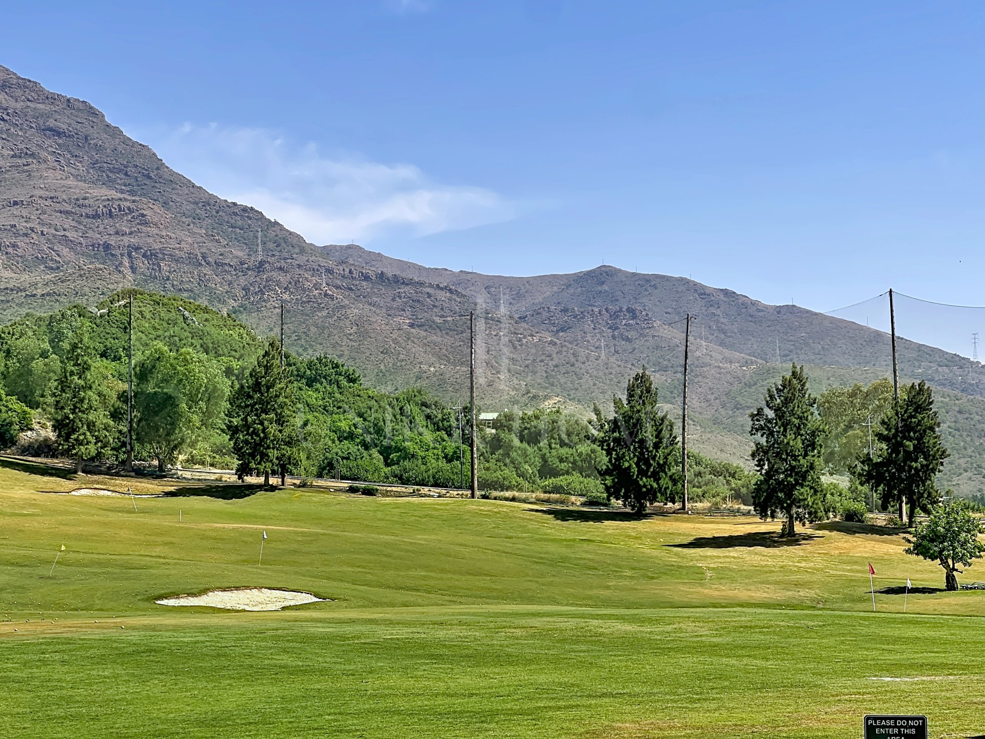 ático con solárium y vistas al golf, la montaña y el mar en Valle Romano, Estepona