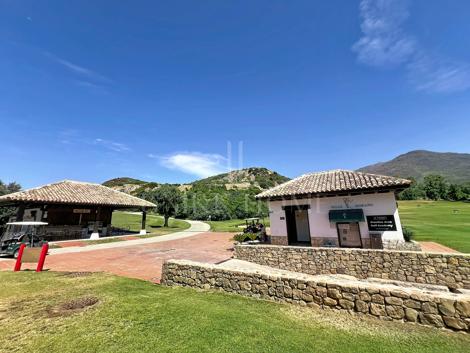 ático con solárium y vistas al golf, la montaña y el mar en Valle Romano, Estepona