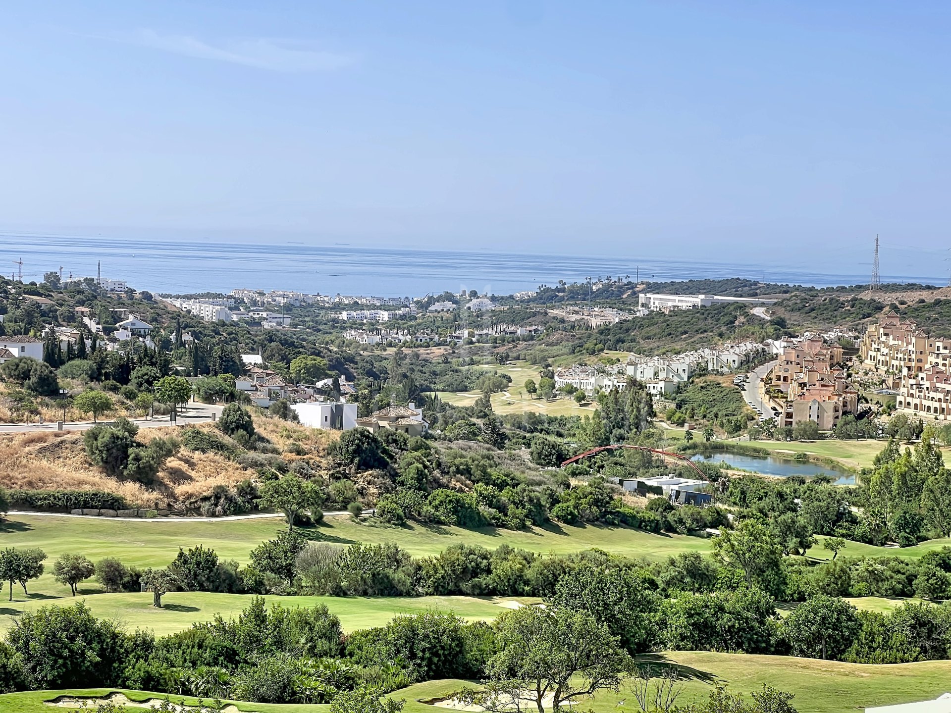 ático con solárium y vistas al golf, la montaña y el mar en Valle Romano, Estepona