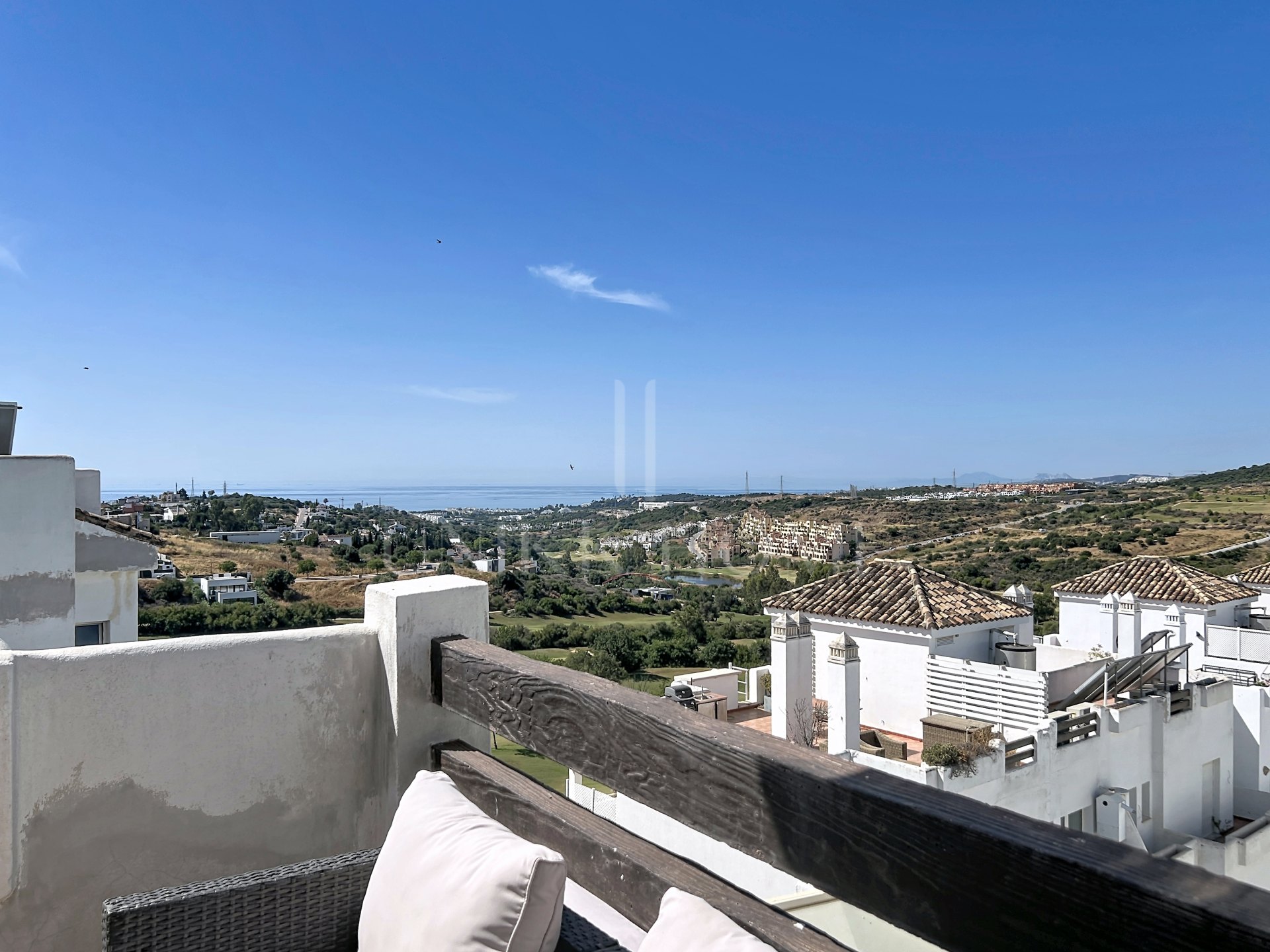 ático con solárium y vistas al golf, la montaña y el mar en Valle Romano, Estepona