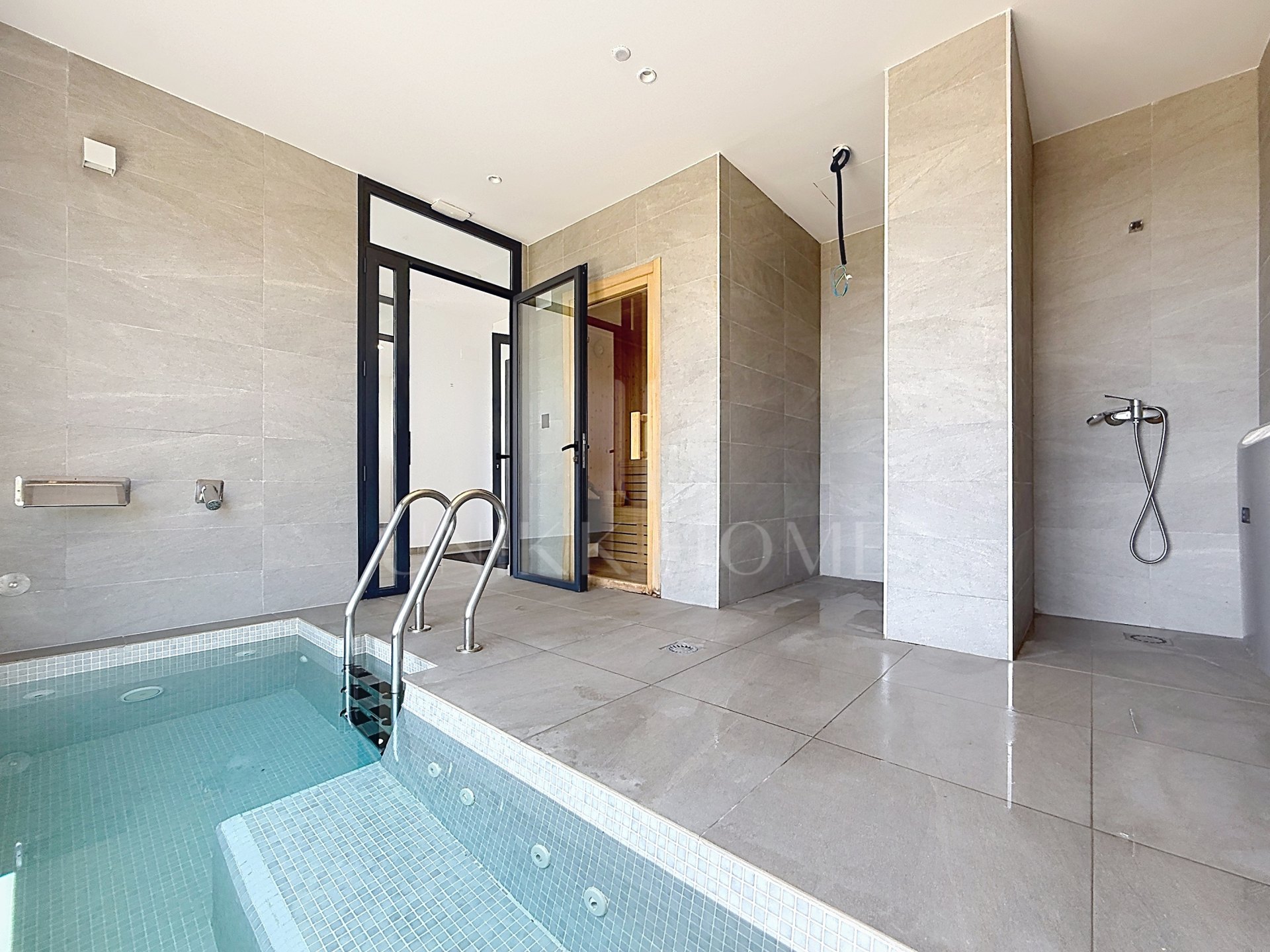 Groundfloor wtih Seaviews in Blue Heights