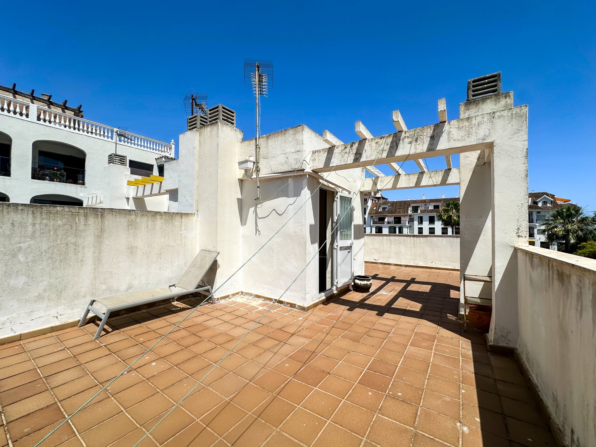 Semi detached house in Puerto La Duquesa with a sun terrace, sea views and a private garage for just €375,000
