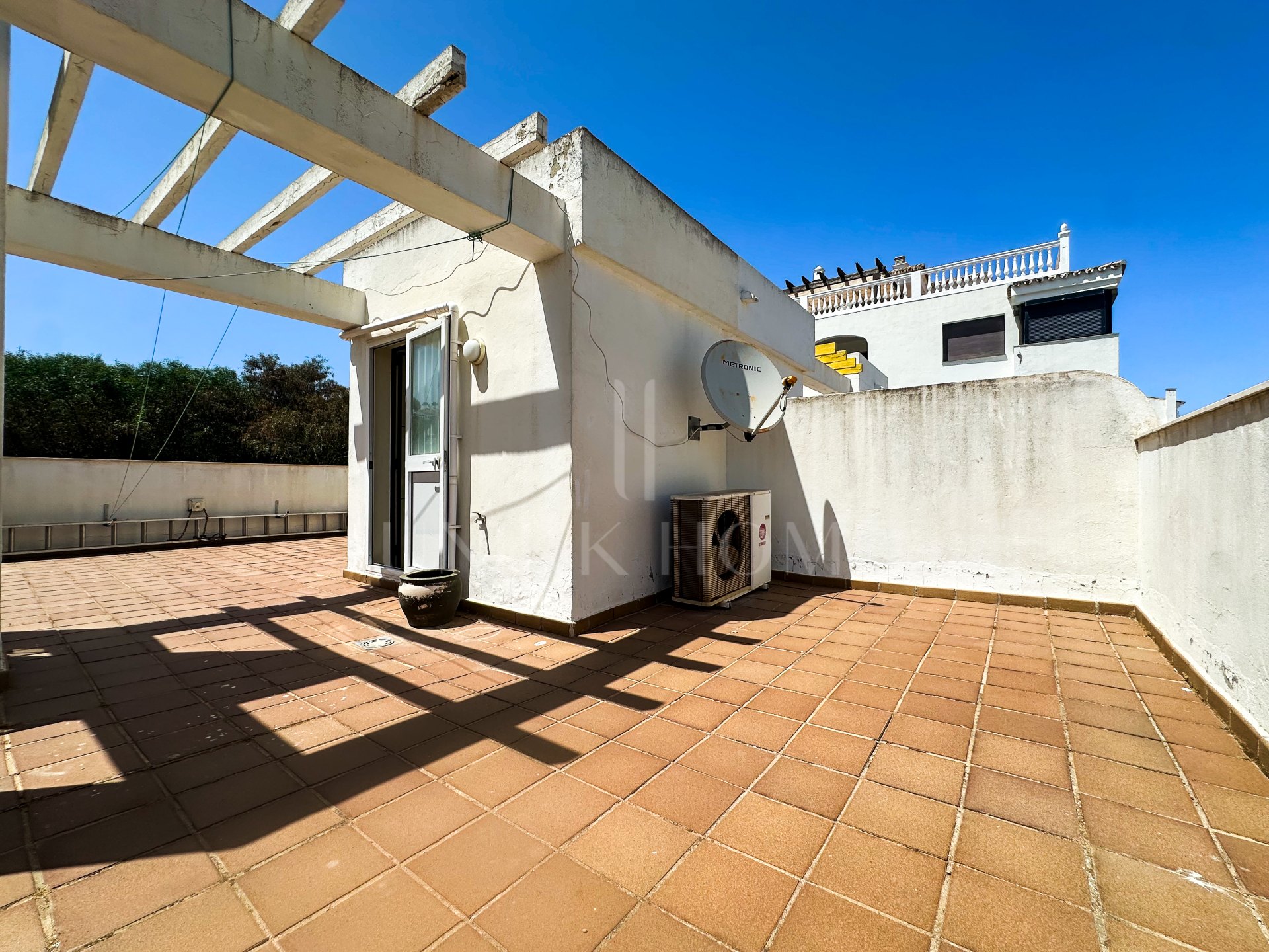 Semi detached house in Puerto La Duquesa with a sun terrace, sea views and a private garage for just €375,000