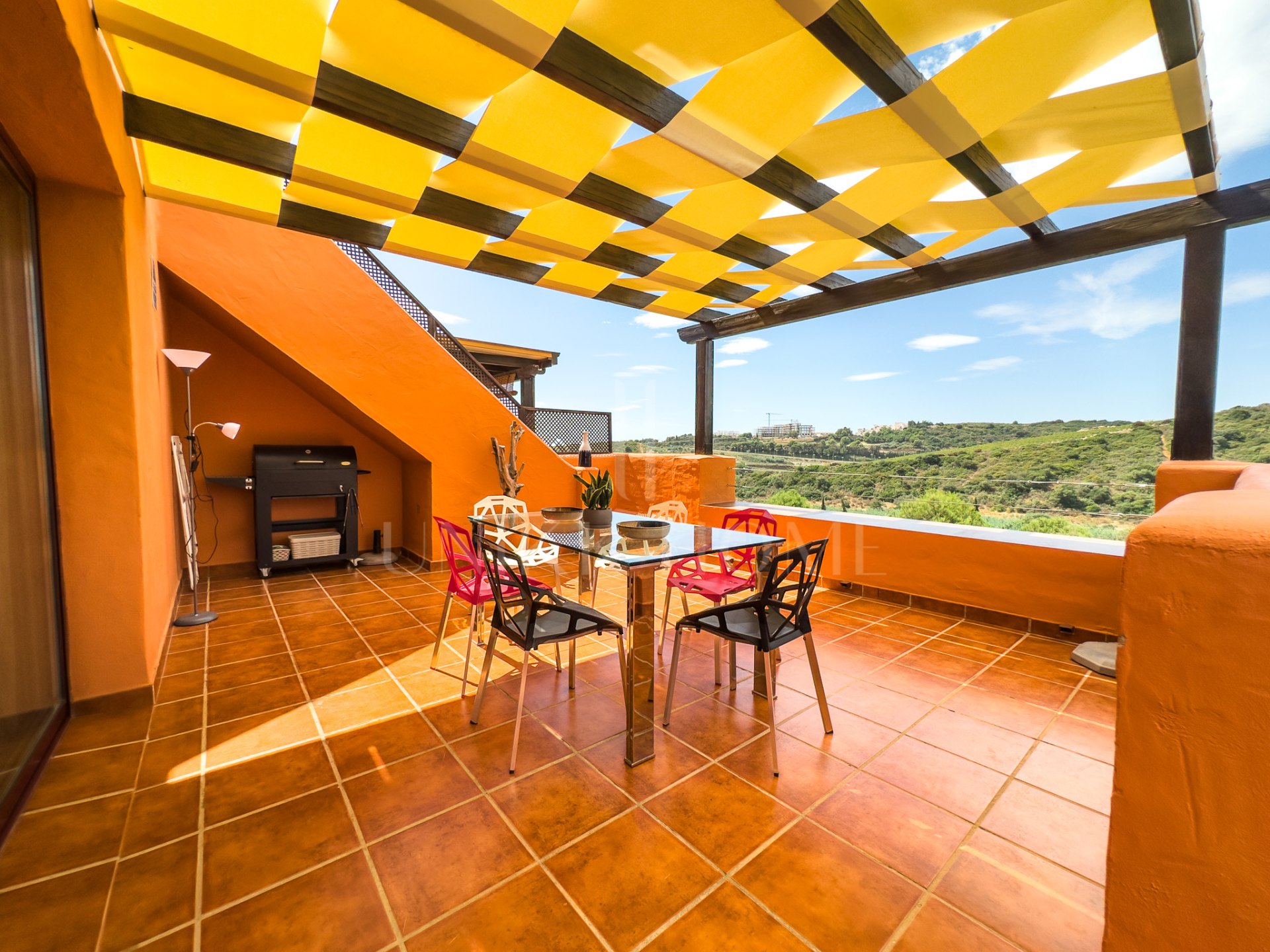 ÁTICO CON GRAN TERRAZA, SOLARIUM, VISTAS ABIERTAS Y LATERALES AL MAR!
