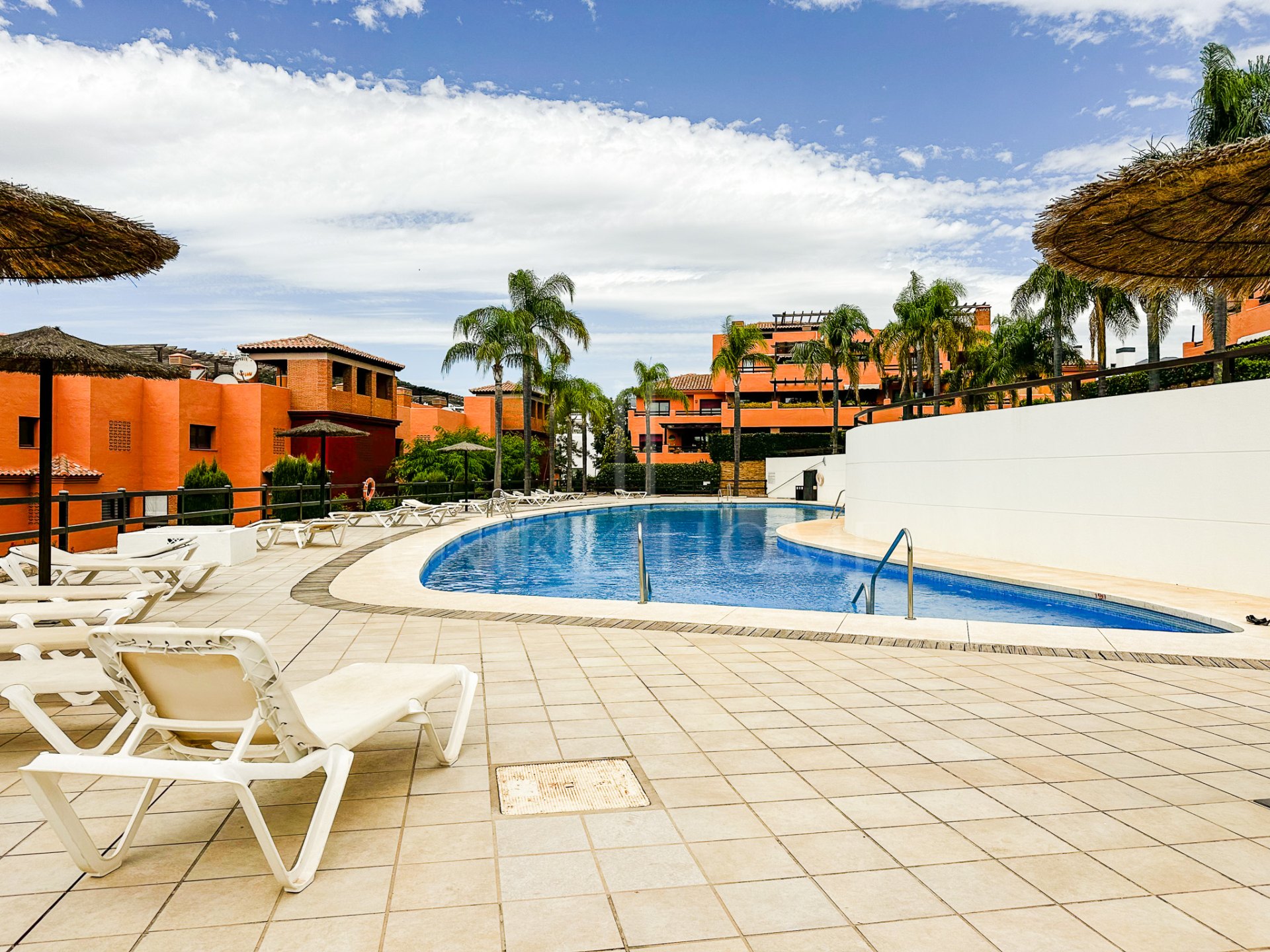 ÁTICO CON GRAN TERRAZA, SOLARIUM, VISTAS ABIERTAS Y LATERALES AL MAR!
