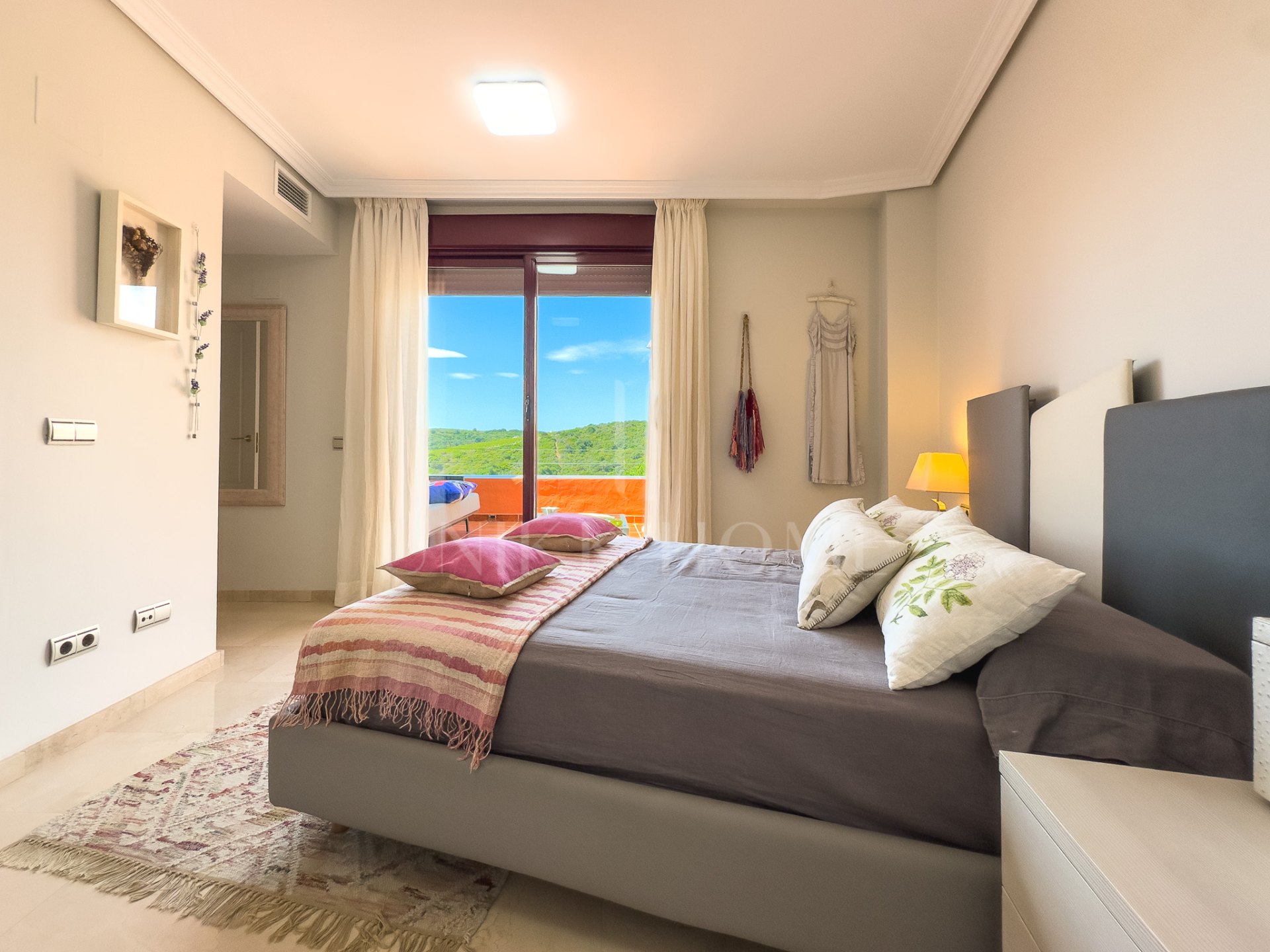 ÁTICO CON GRAN TERRAZA, SOLARIUM, VISTAS ABIERTAS Y LATERALES AL MAR!