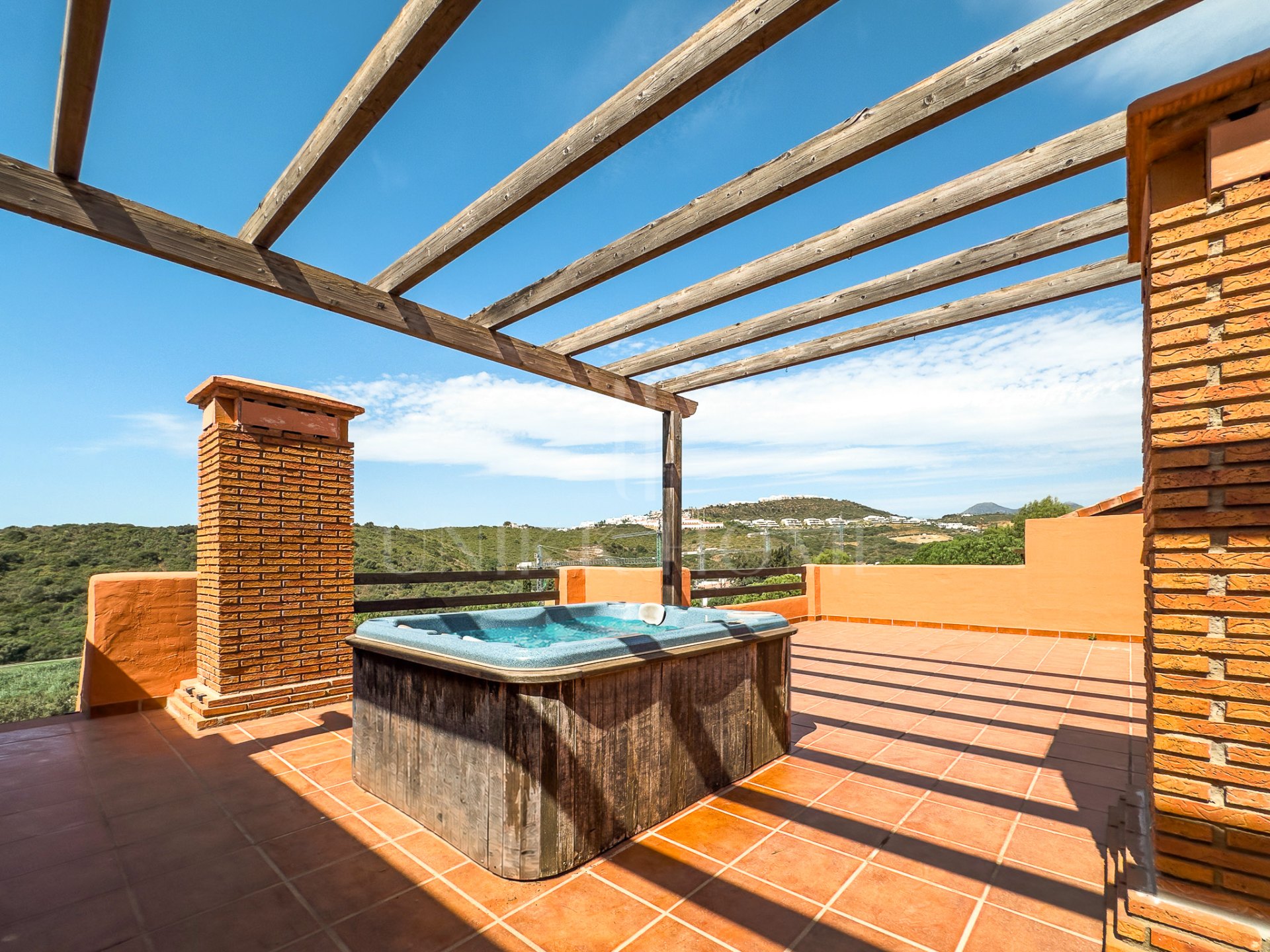 ÁTICO CON GRAN TERRAZA, SOLARIUM, VISTAS ABIERTAS Y LATERALES AL MAR!