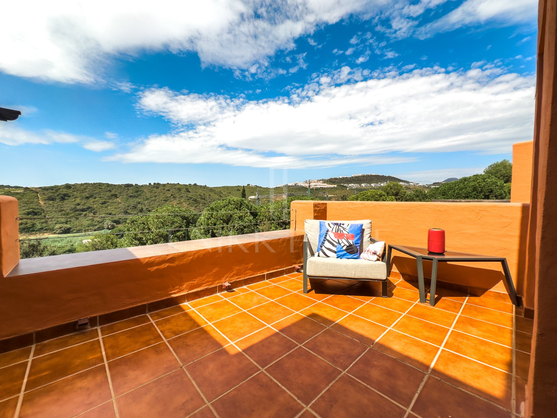 ÁTICO CON GRAN TERRAZA, SOLARIUM, VISTAS ABIERTAS Y LATERALES AL MAR!
