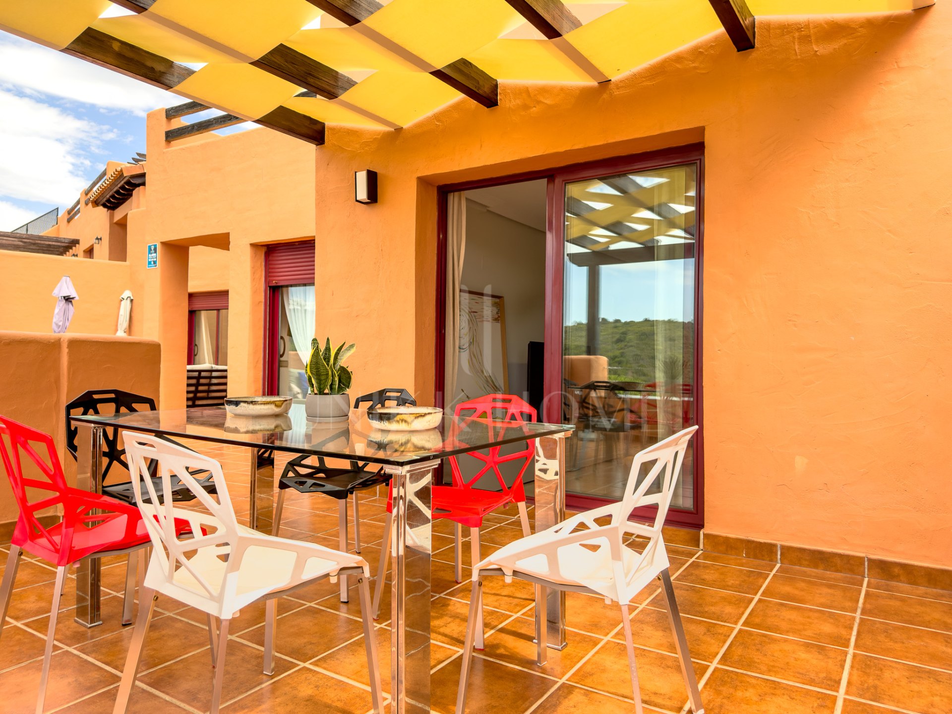 ÁTICO CON GRAN TERRAZA, SOLARIUM, VISTAS ABIERTAS Y LATERALES AL MAR!