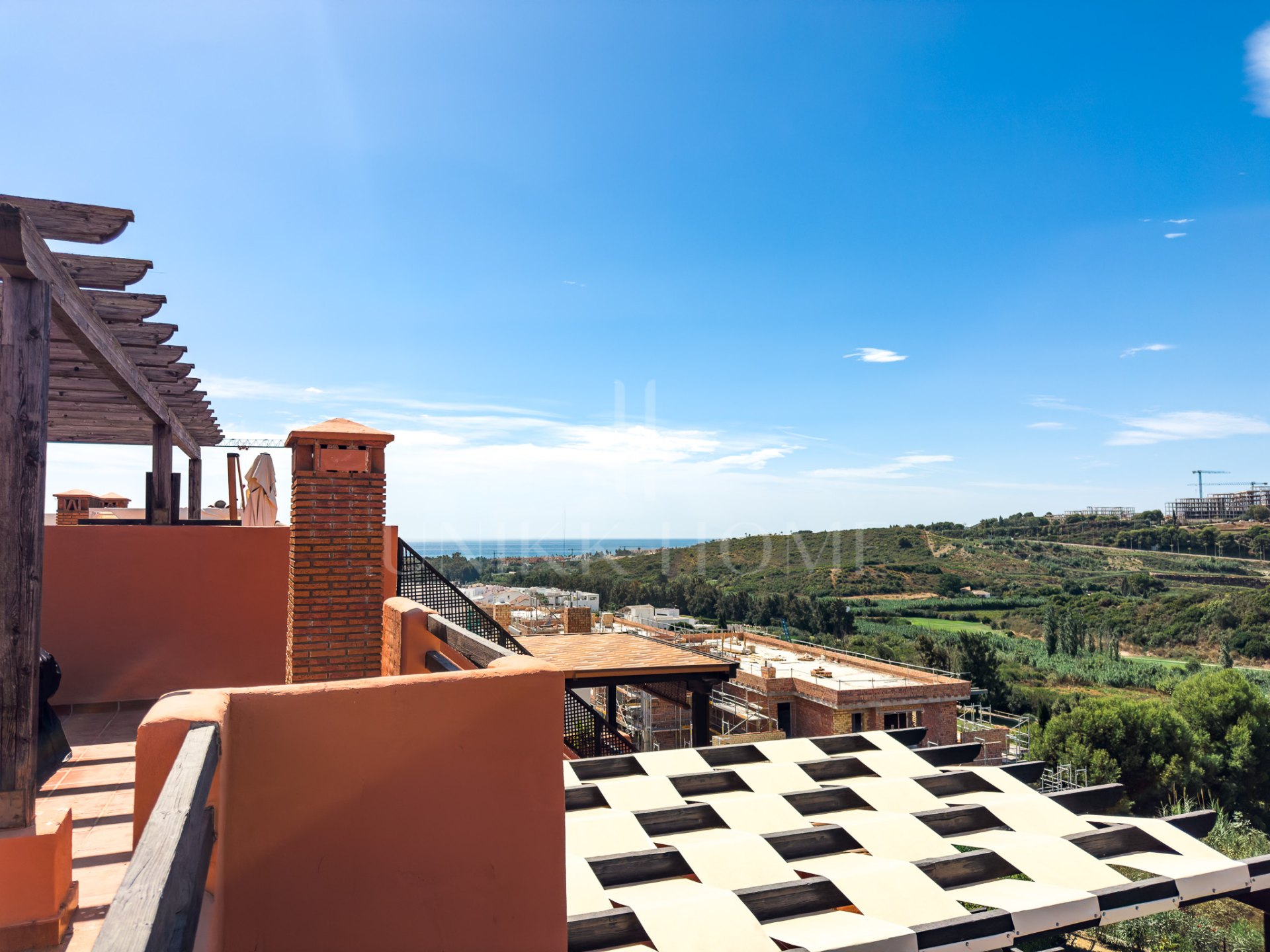 ÁTICO CON GRAN TERRAZA, SOLARIUM, VISTAS ABIERTAS Y LATERALES AL MAR!
