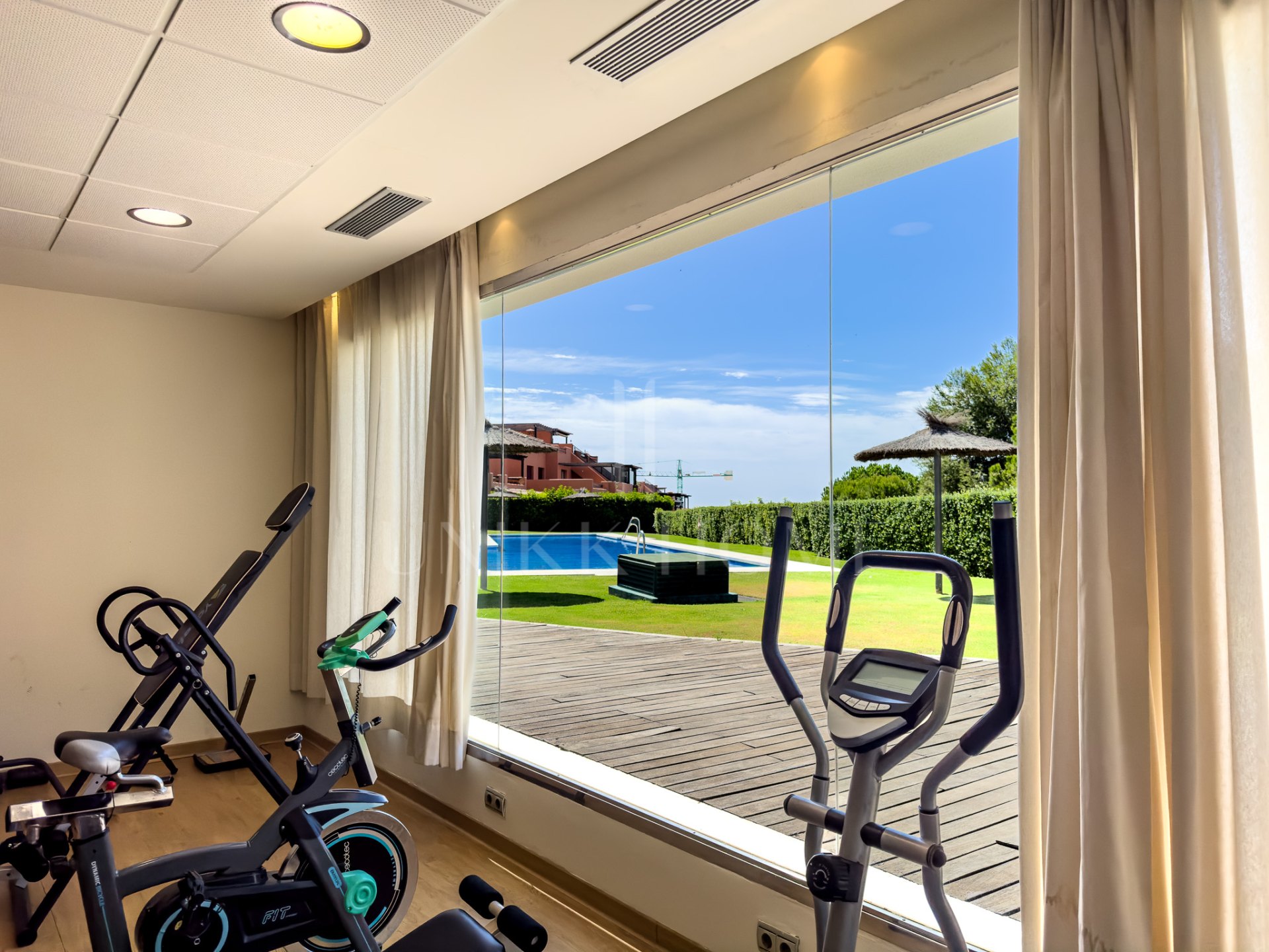 ÁTICO CON GRAN TERRAZA, SOLARIUM, VISTAS ABIERTAS Y LATERALES AL MAR!