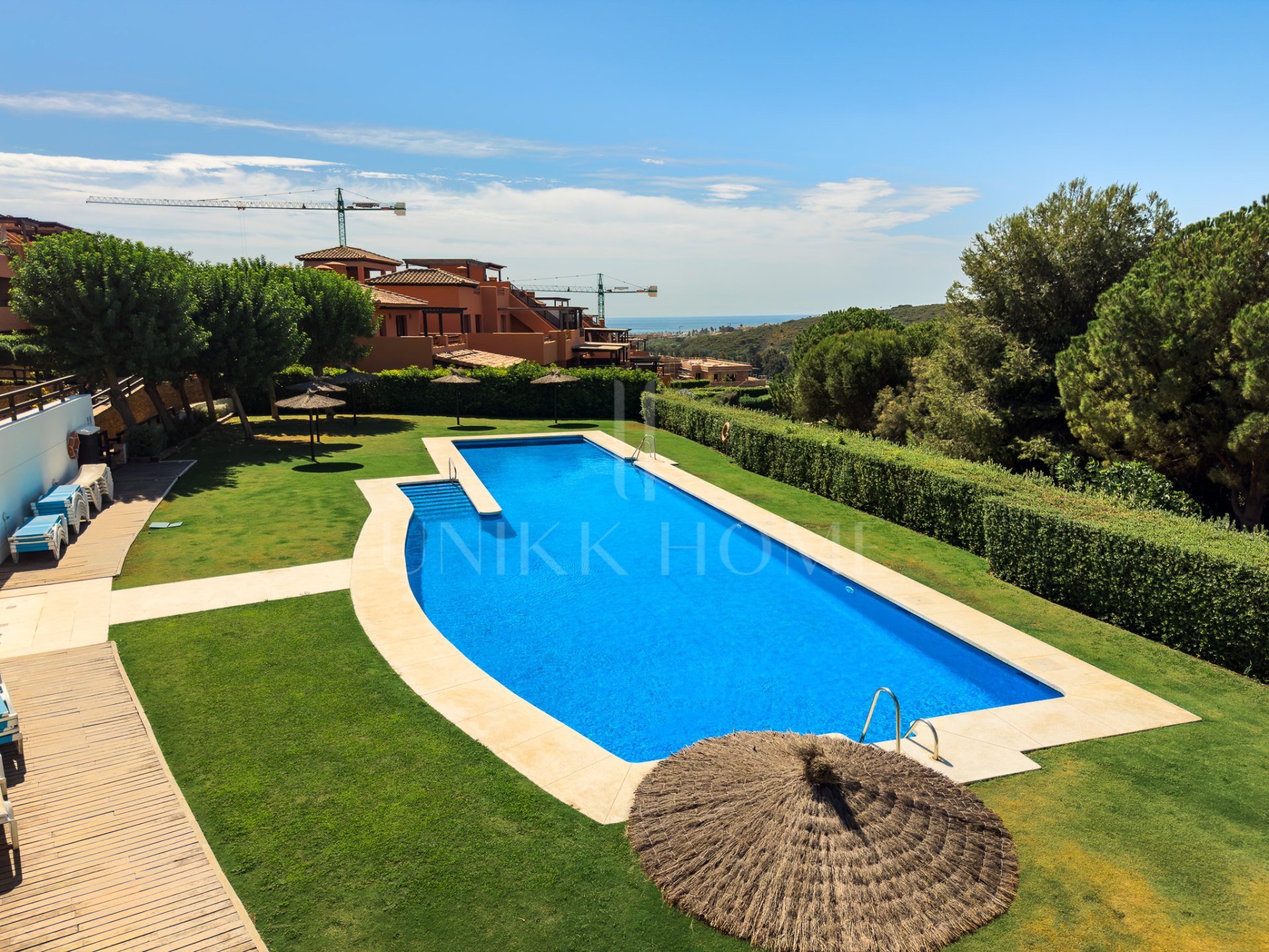 ÁTICO CON GRAN TERRAZA, SOLARIUM, VISTAS ABIERTAS Y LATERALES AL MAR!