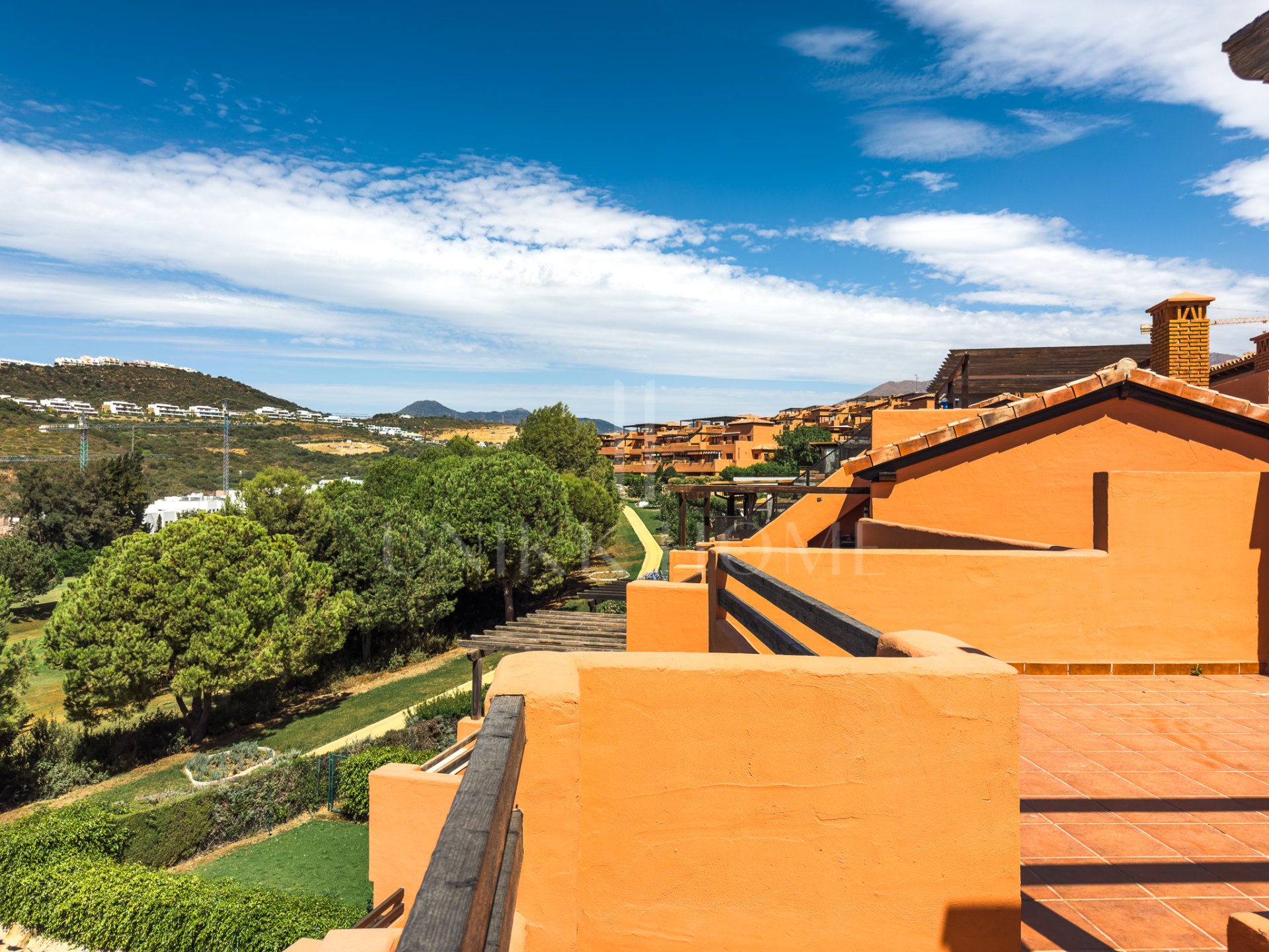 ÁTICO CON GRAN TERRAZA, SOLARIUM, VISTAS ABIERTAS Y LATERALES AL MAR!