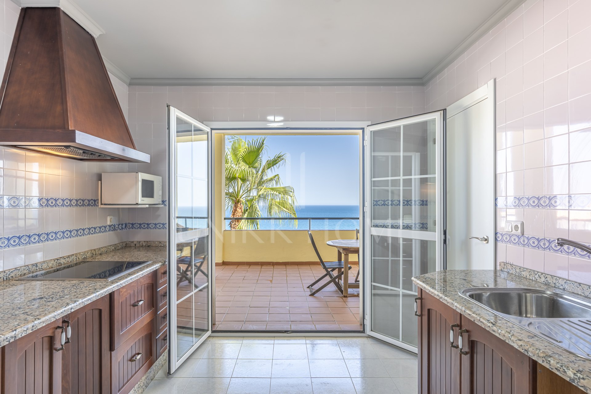 FIRST FLOOR APARTMENT WITH PANORAMIC VIEWS IN MANILVA! Great Opportunity on the COSTA DEL SOL!
