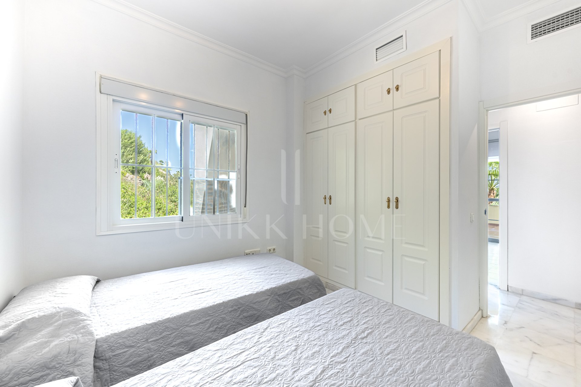 FIRST FLOOR APARTMENT WITH PANORAMIC VIEWS IN MANILVA! Great Opportunity on the COSTA DEL SOL!