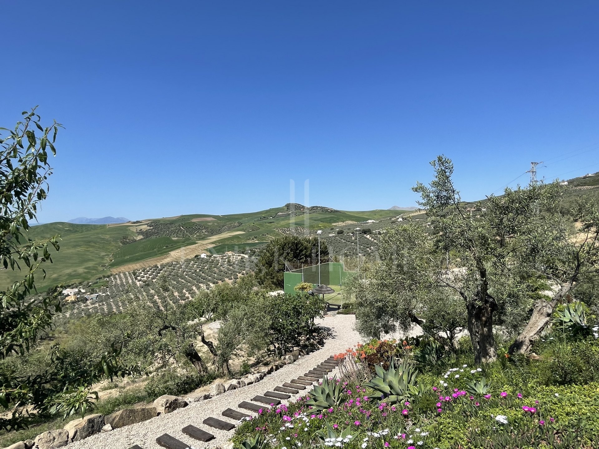 Espectacular villa en Villanueva de la concepcion con impresionantes vistas y piscina