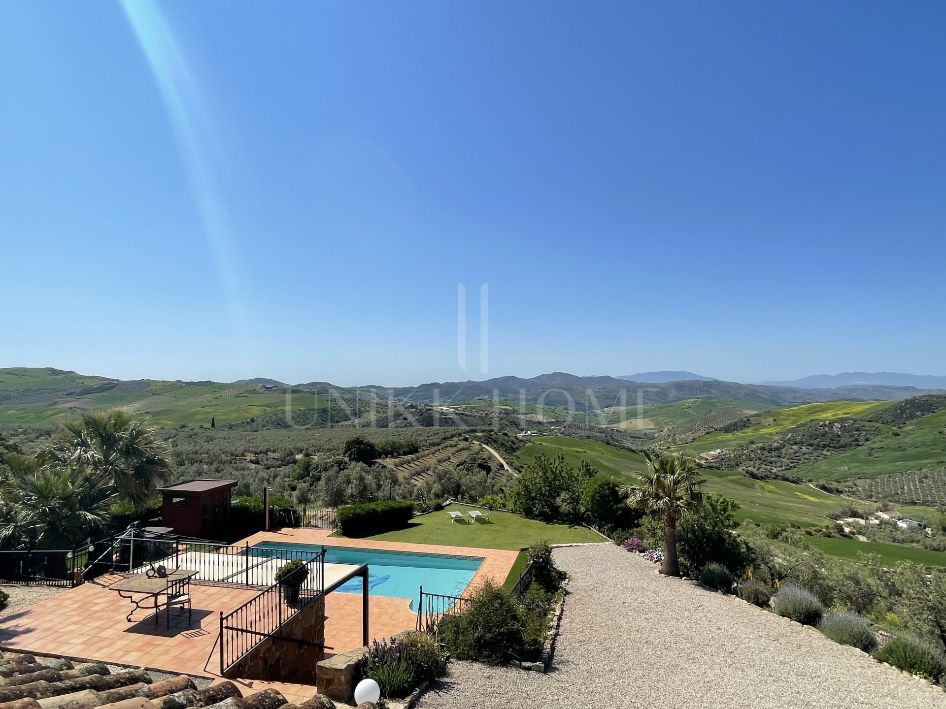 Espectacular villa en Villanueva de la concepcion con impresionantes vistas y piscina