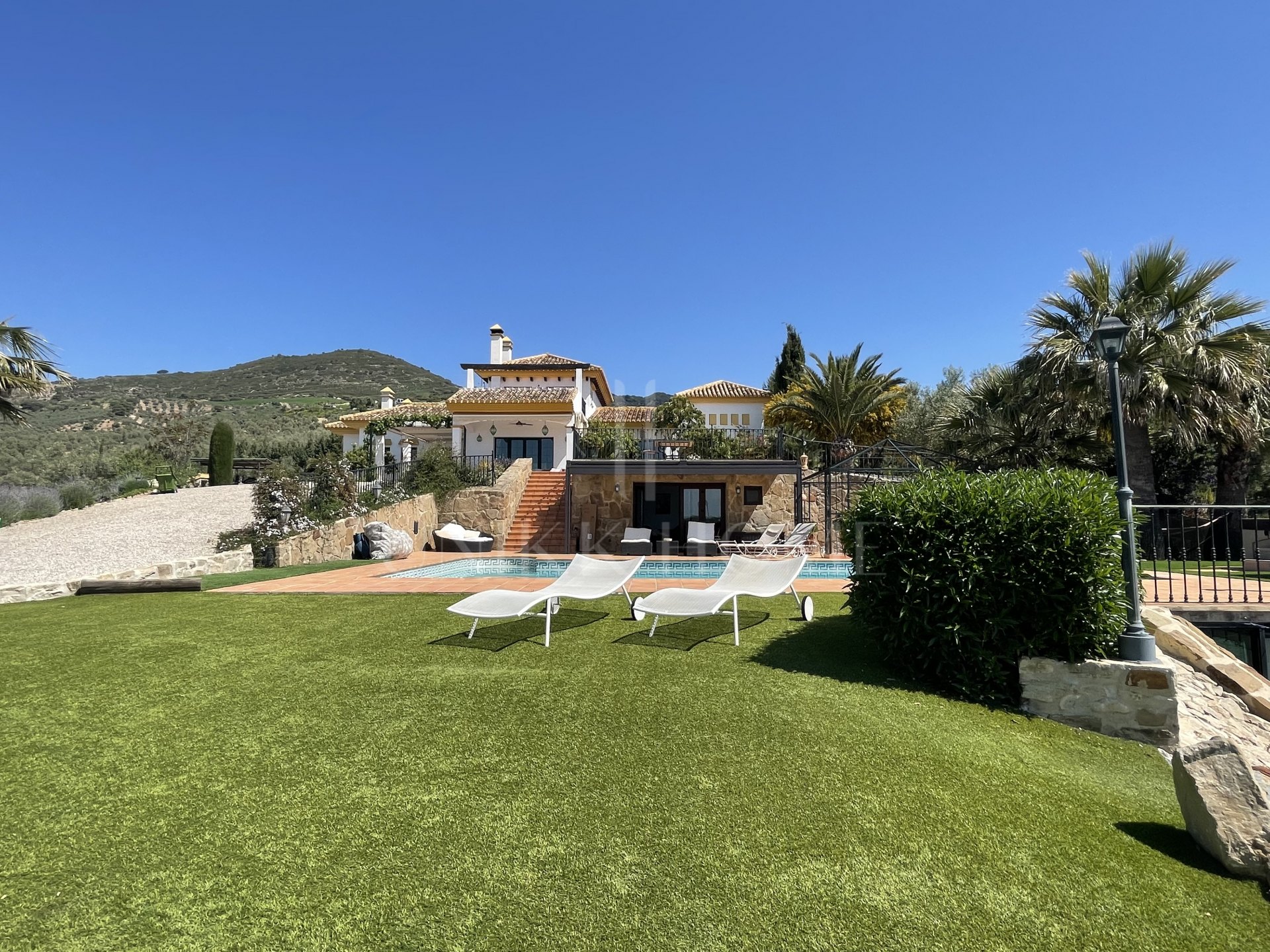 Espectacular villa en Villanueva de la concepcion con impresionantes vistas y piscina