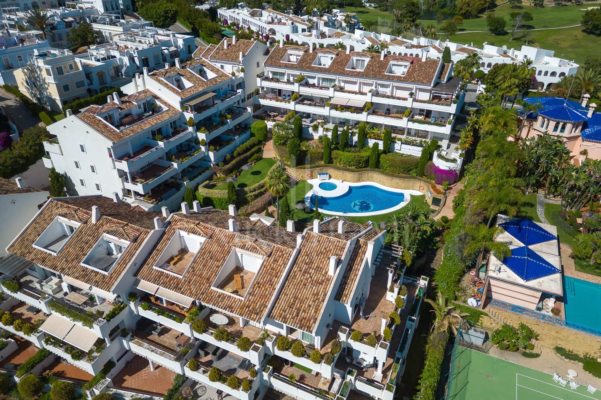 ALOHA MIRASIERRA — La elegancia contemporánea y las terrazas privadas en Nueva Andalucía Marbella