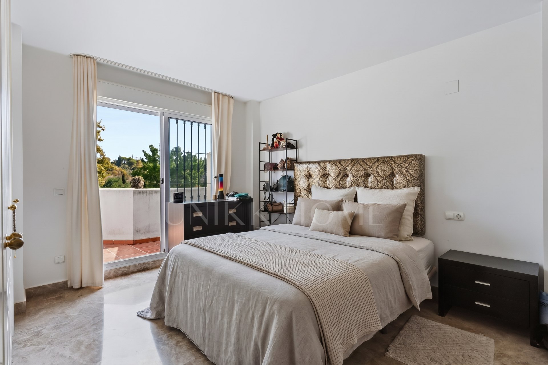Bright and spacious, three bedroom end townhouse located in the sought-after community of Los Naranjos de Marbella, in Nueva Andalucía