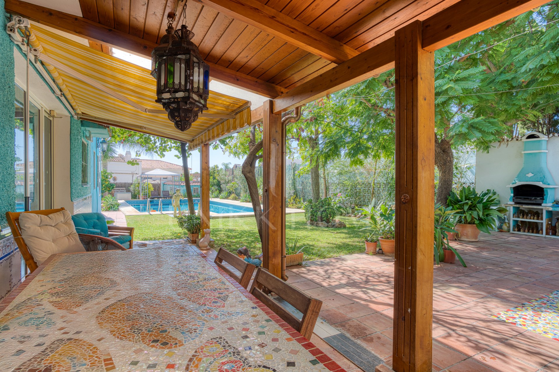 Una oportunidad única - casa orientada al suroeste situada en Marbella, cerca de las instalaciones locales