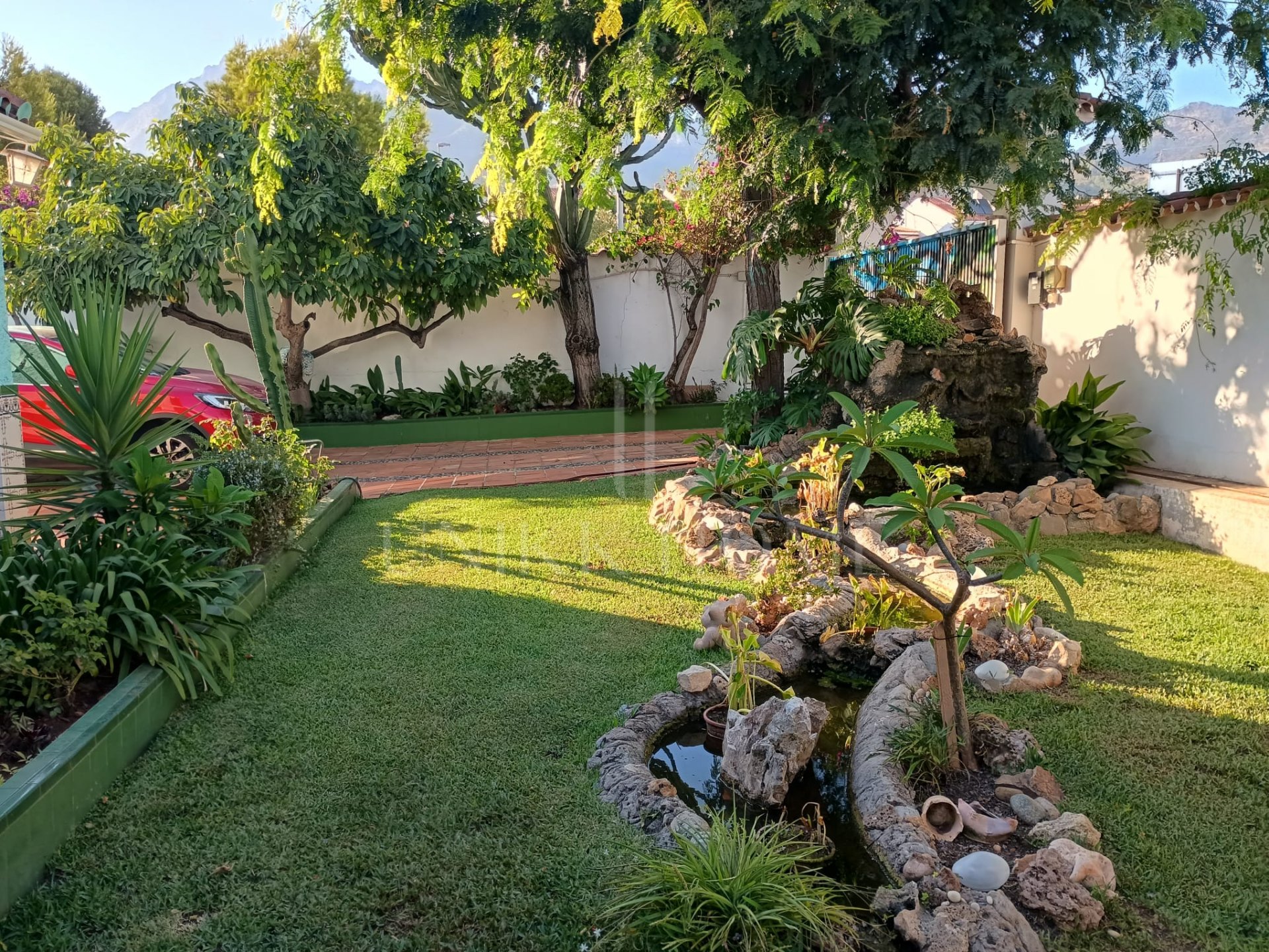 Una oportunidad única - casa orientada al suroeste situada en Marbella, cerca de las instalaciones locales