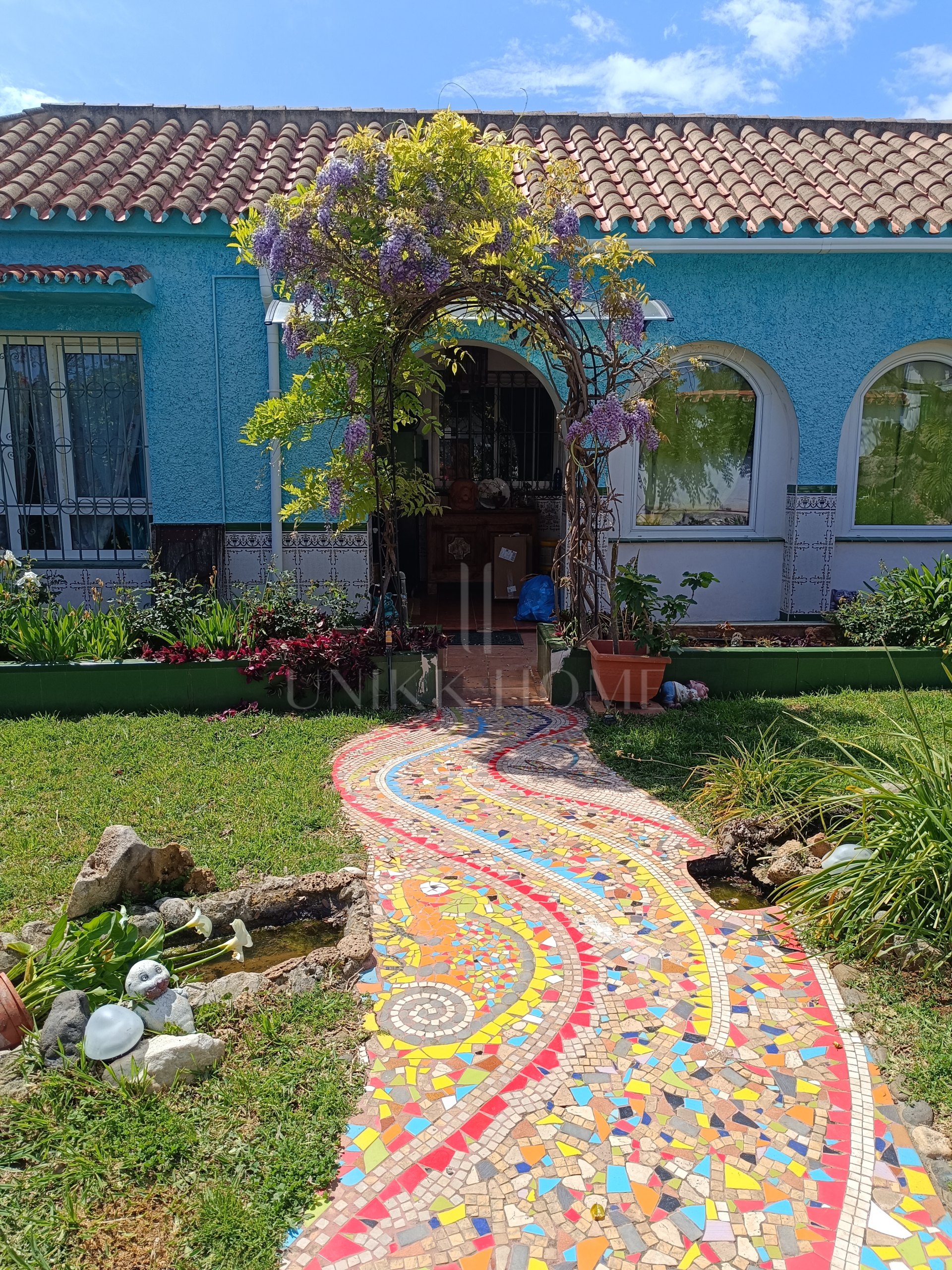 Una oportunidad única - casa orientada al suroeste situada en Marbella, cerca de las instalaciones locales