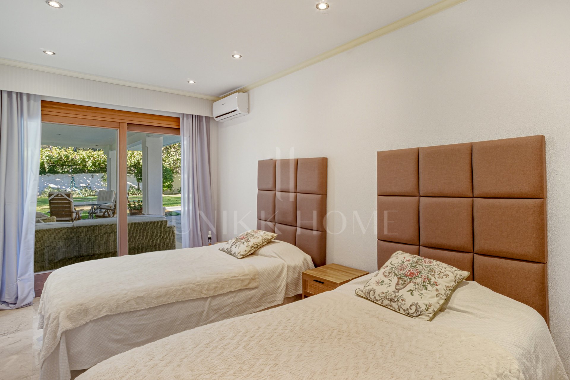 Elegante villa de cinco habitaciones situada en la Nueva Milla de Oro en Estepona, a pocos pasos de la playa