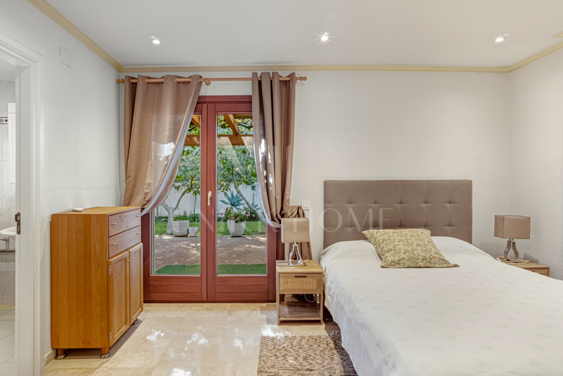 Elegante villa de cinco habitaciones situada en la Nueva Milla de Oro en Estepona, a pocos pasos de la playa