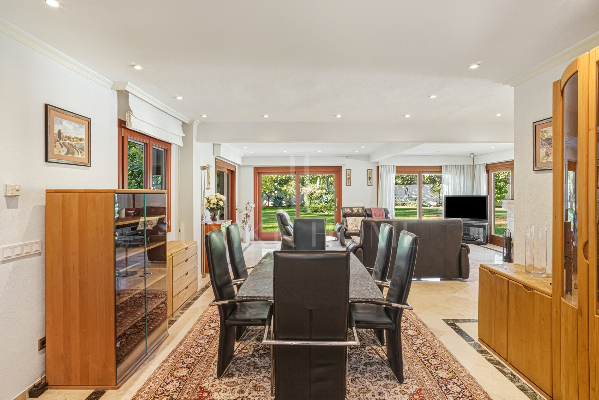 Elegante villa de cinco habitaciones situada en la Nueva Milla de Oro en Estepona, a pocos pasos de la playa