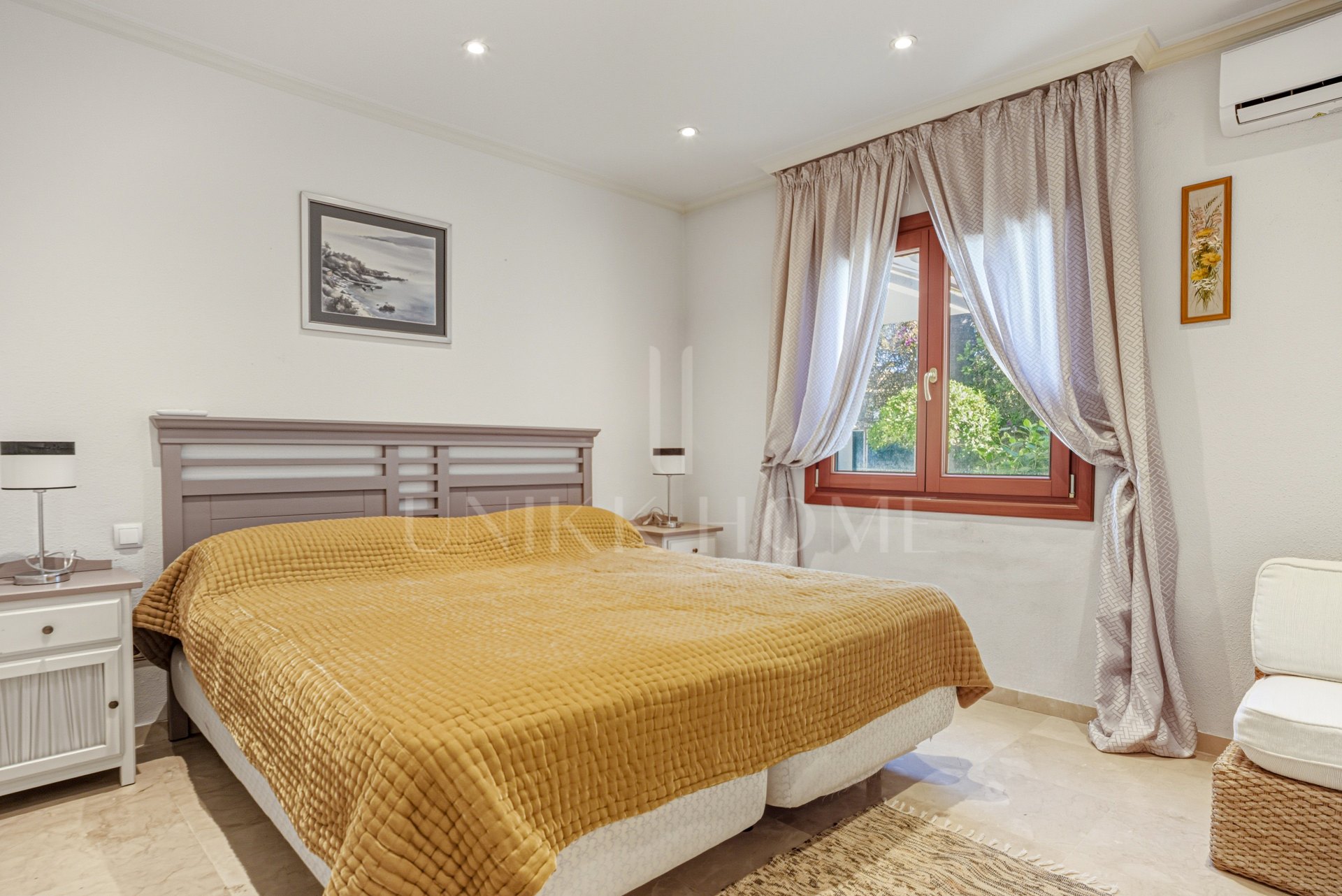 Elegante villa de cinco habitaciones situada en la Nueva Milla de Oro en Estepona, a pocos pasos de la playa