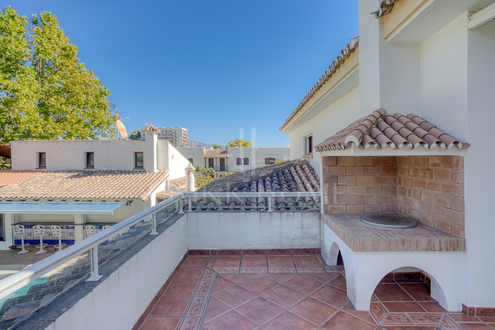 Elegante villa de cinco habitaciones situada en la Nueva Milla de Oro en Estepona, a pocos pasos de la playa