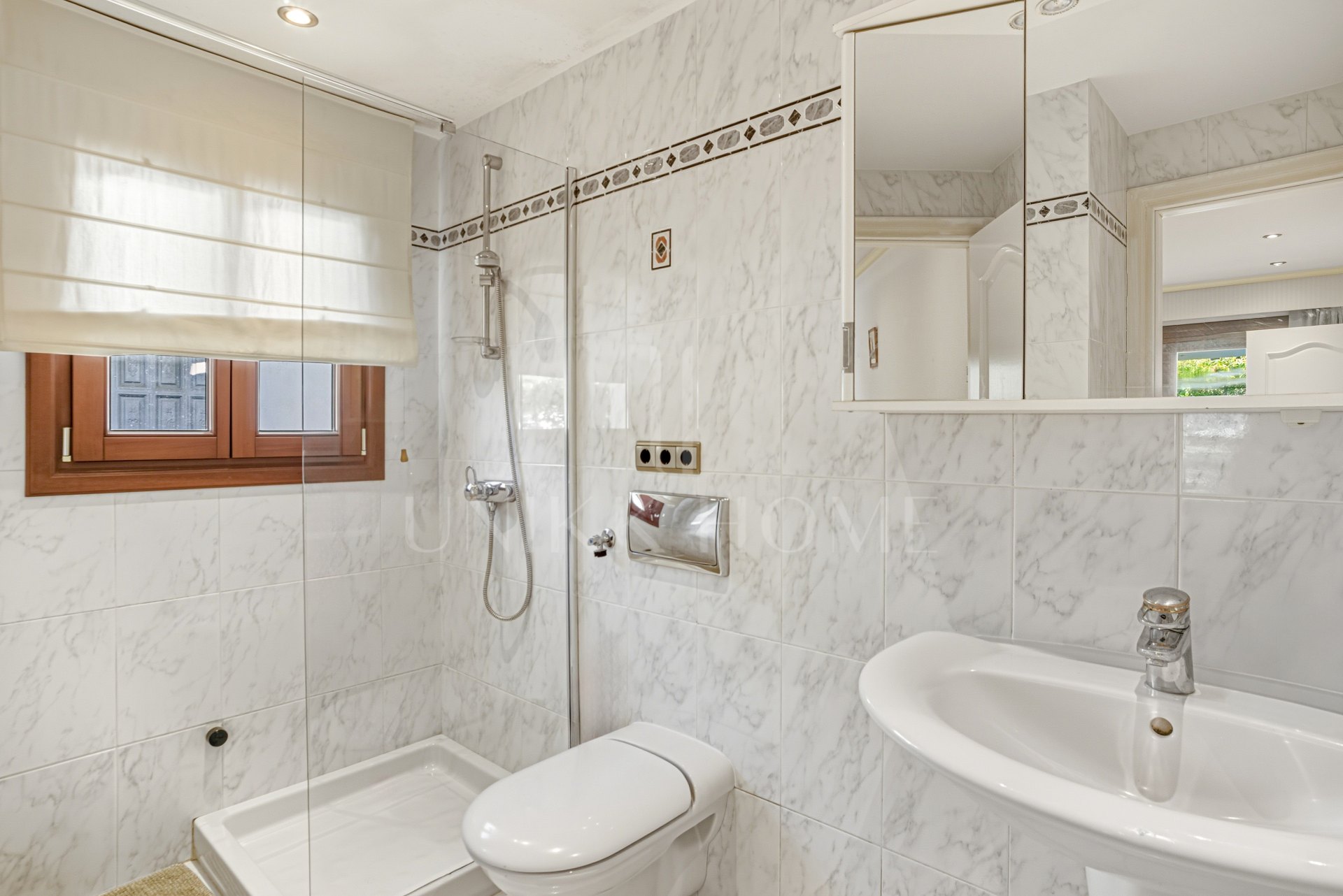 Elegante villa de cinco habitaciones situada en la Nueva Milla de Oro en Estepona, a pocos pasos de la playa