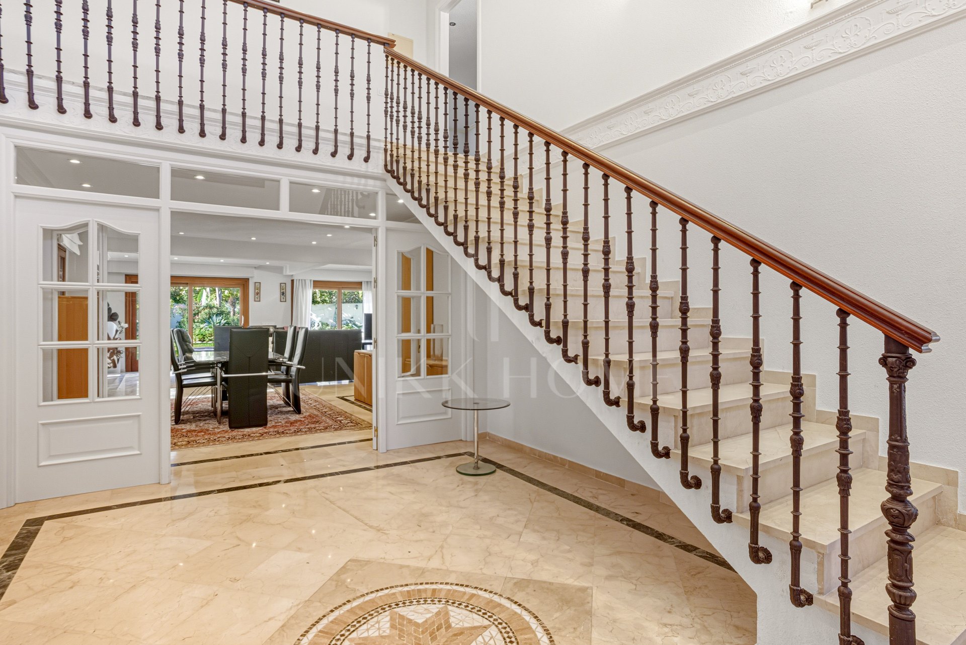 Elegante villa de cinco habitaciones situada en la Nueva Milla de Oro en Estepona, a pocos pasos de la playa