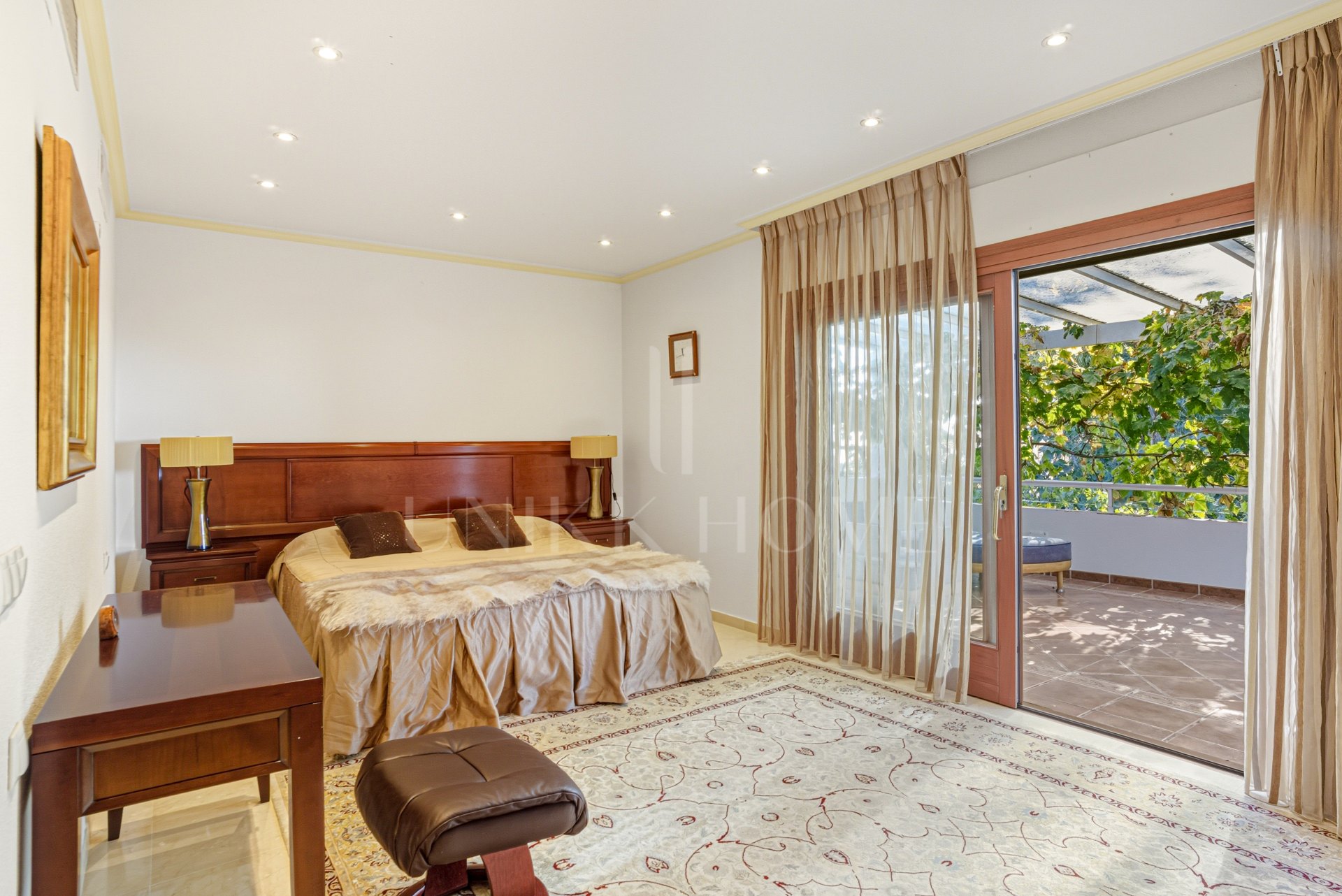 Elegante villa de cinco habitaciones situada en la Nueva Milla de Oro en Estepona, a pocos pasos de la playa